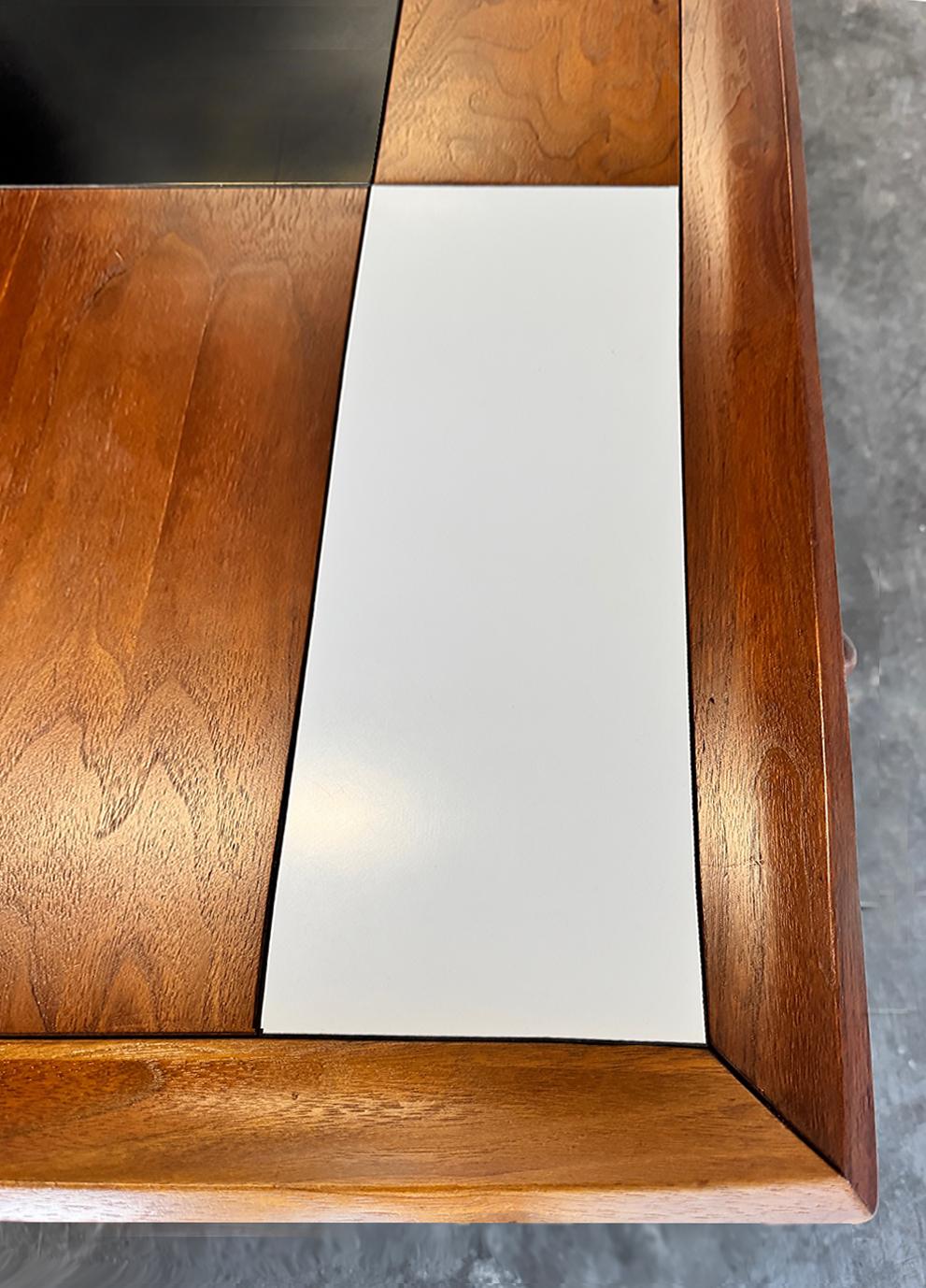 1960, Brown Saltman Table basse en noyer du milieu du siècle avec accents noirs et blancs Bon état - En vente à Miami, FL