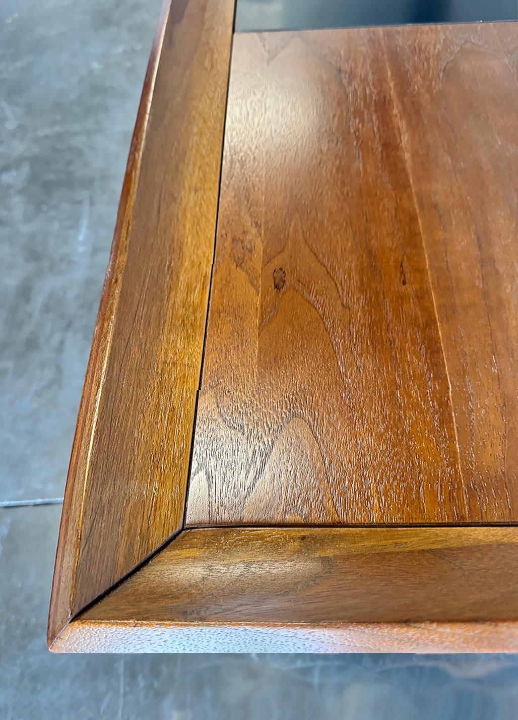 20ième siècle 1960, Brown Saltman Table basse en noyer du milieu du siècle avec accents noirs et blancs en vente