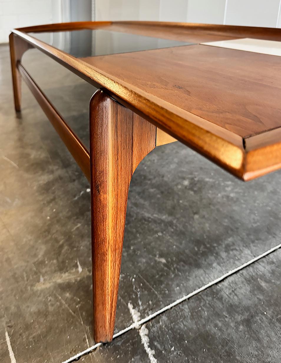 Noyer 1960, Brown Saltman Table basse en noyer du milieu du siècle avec accents noirs et blancs en vente