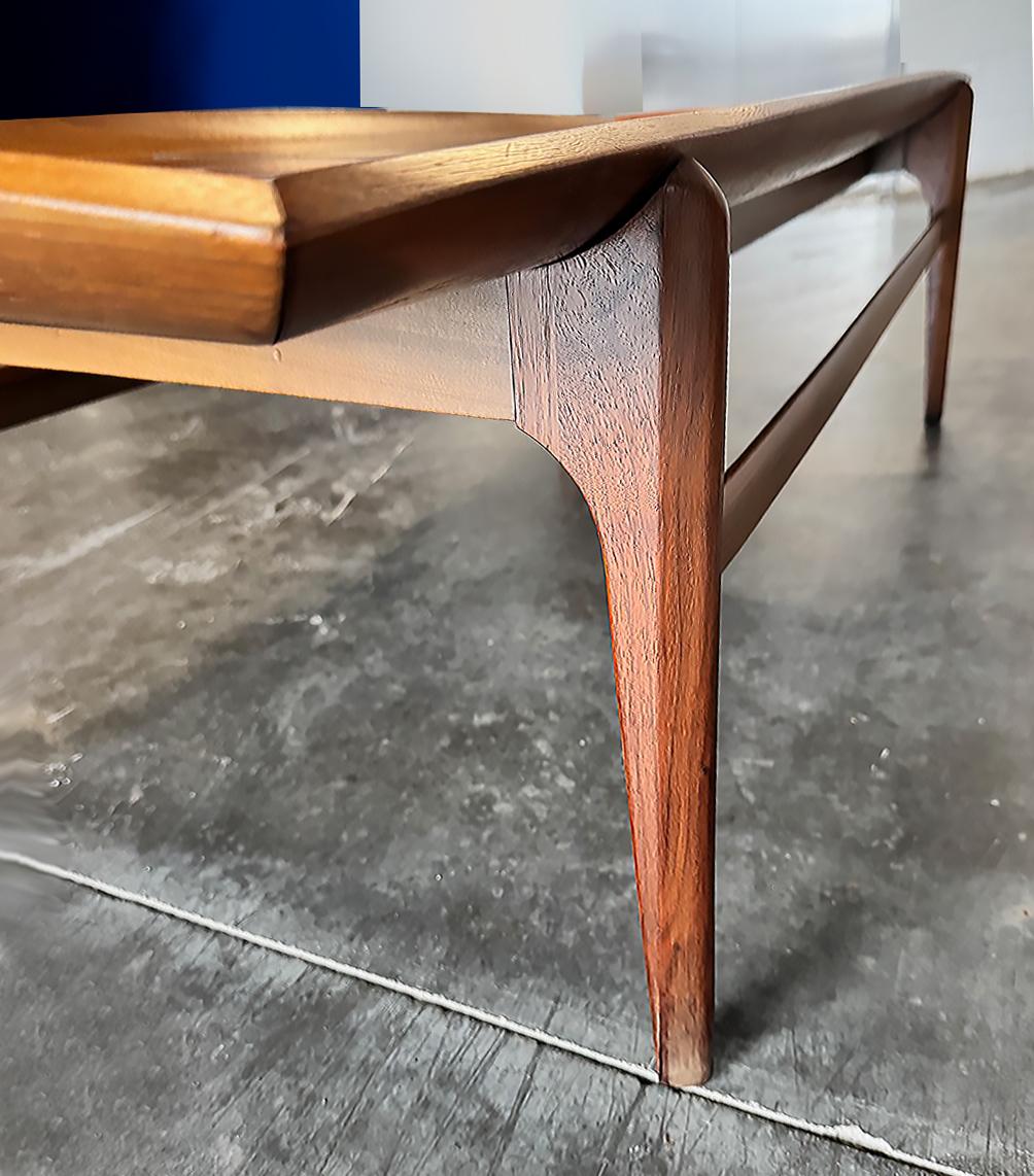 1960, Brown Saltman Table basse en noyer du milieu du siècle avec accents noirs et blancs en vente 1