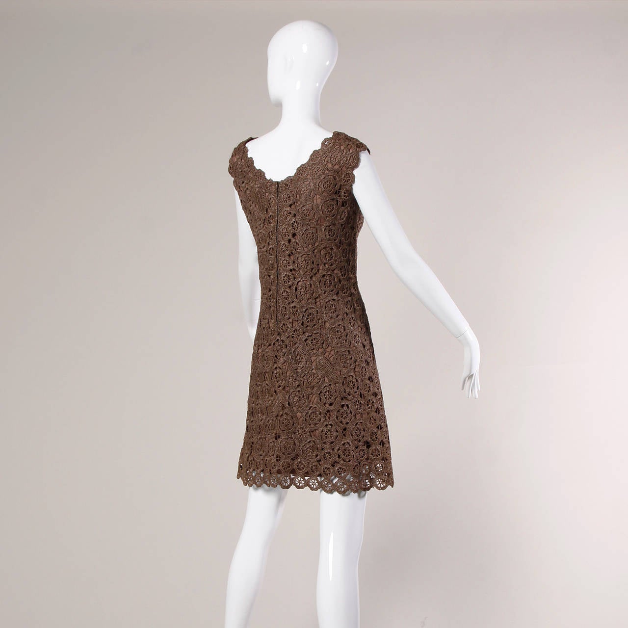 Marron Robe droite marron crochetée à la main en dentelle de raphia et festonnée, années 1960 en vente