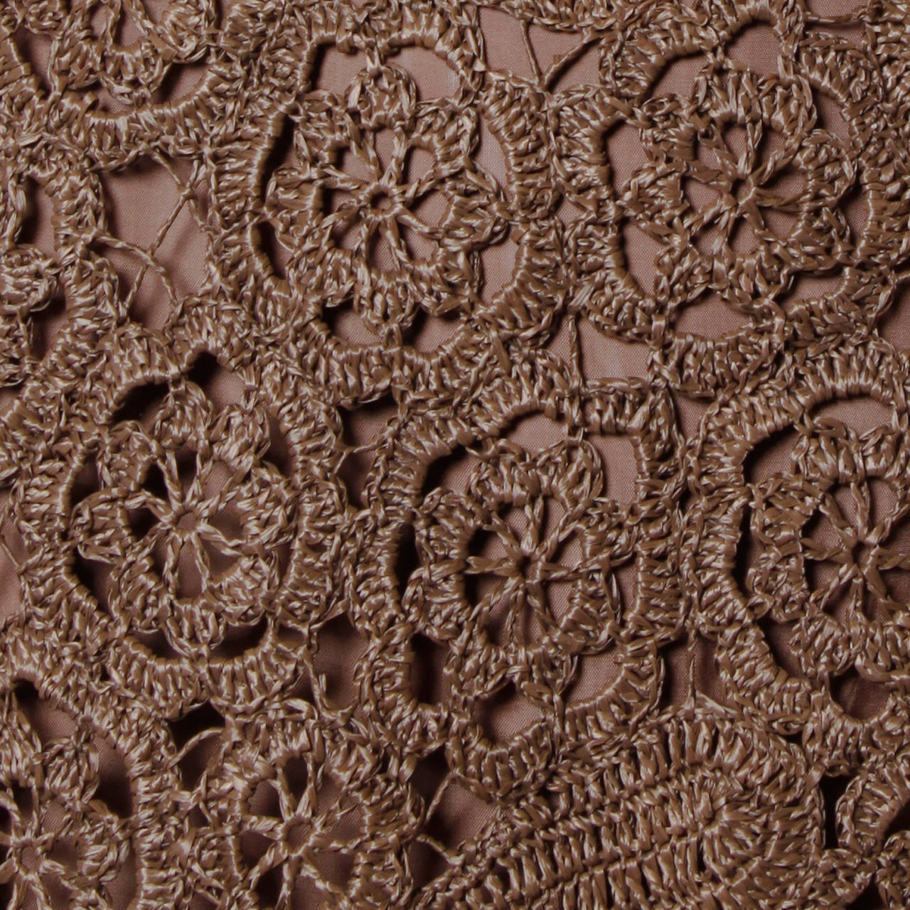 Robe droite marron crochetée à la main en dentelle de raphia et festonnée, années 1960 en vente 1