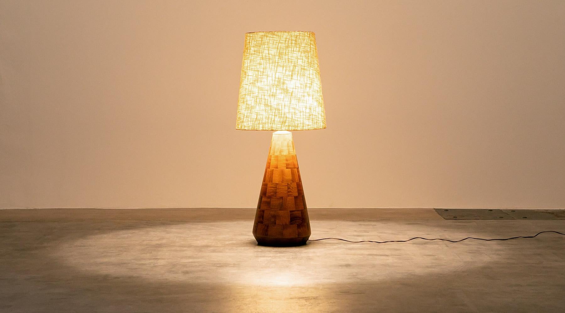 Floor lamp, walnut mosaic, beige wool shadow, American Modern, USA, 1960.

Stunningly simple, attractive floor lamp in American design from 1960. The body is composed of walnut mosaics and is conically tapered towards the top. The shade is covered