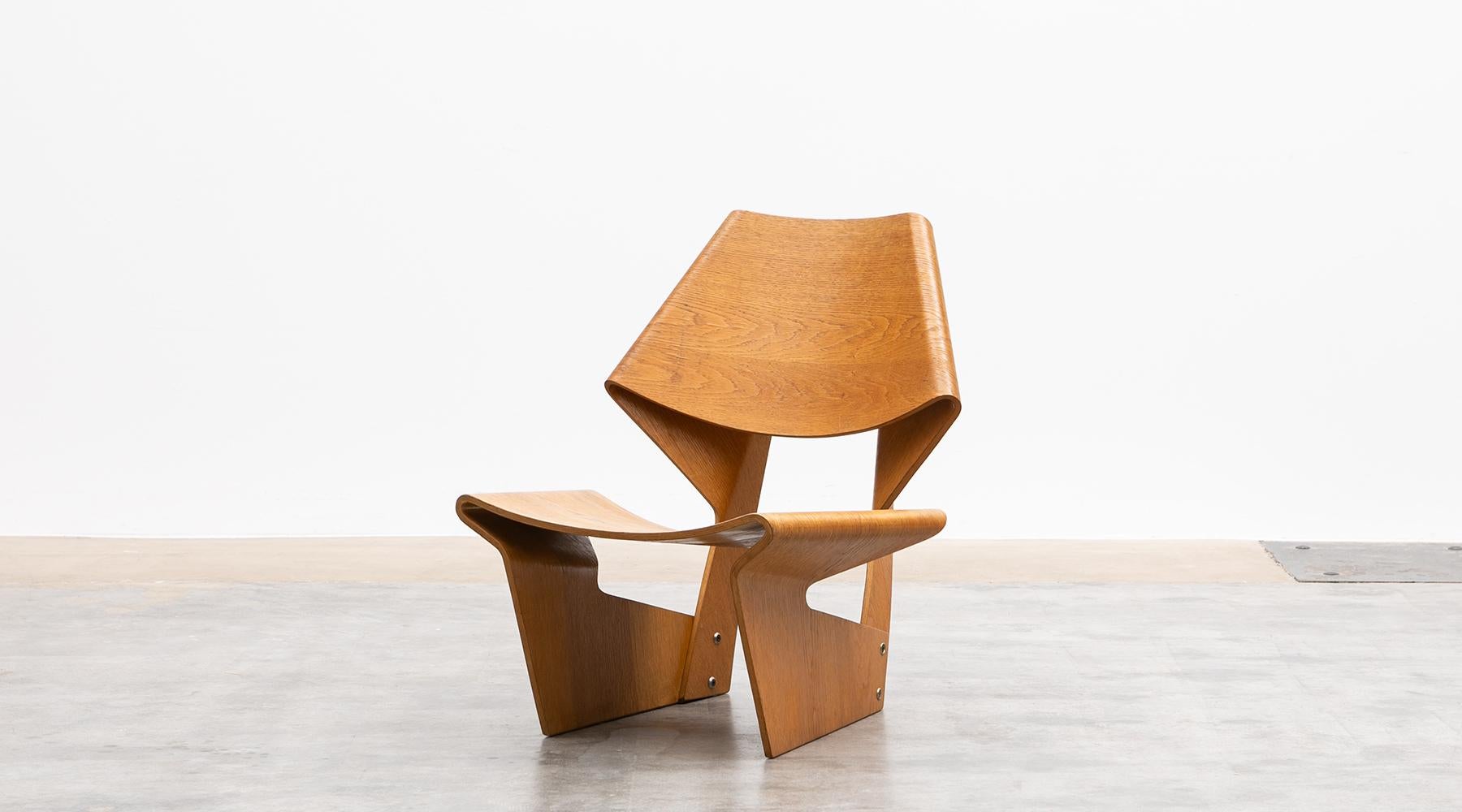 Sedia in compensato, impiallacciatura in teak di Grete Jalk, Svezia, 1963.

Un meraviglioso esempio di metodi di produzione innovativi per lavorare il legno. Sedia scultorea in compensato impiallacciato teak di Grete Jalk. Prodotto da Jeppesens
