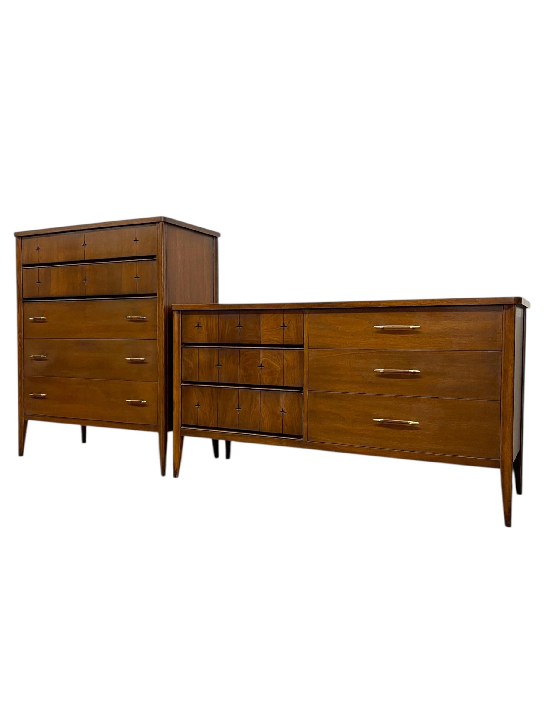 Mid-Century moderno Set da camera da letto Broyhill Saga Mid-Century del 1960 - Comò a 6 cassetti e comò Highboy in vendita