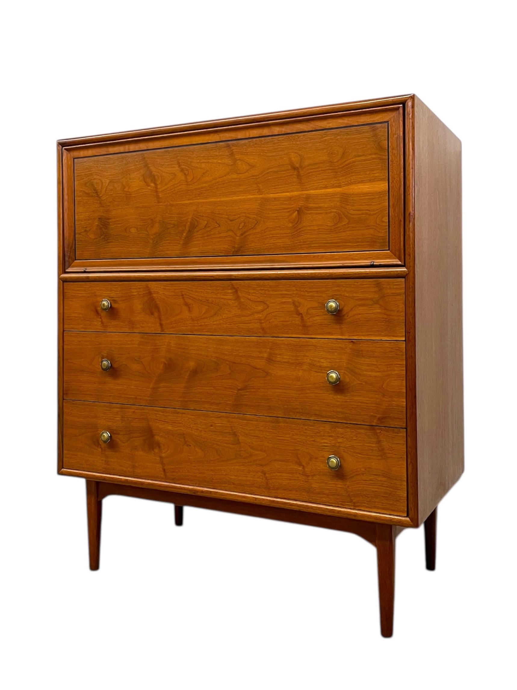Legno Set da camera da letto Broyhill Saga Mid-Century del 1960 - Comò a 6 cassetti e comò Highboy in vendita