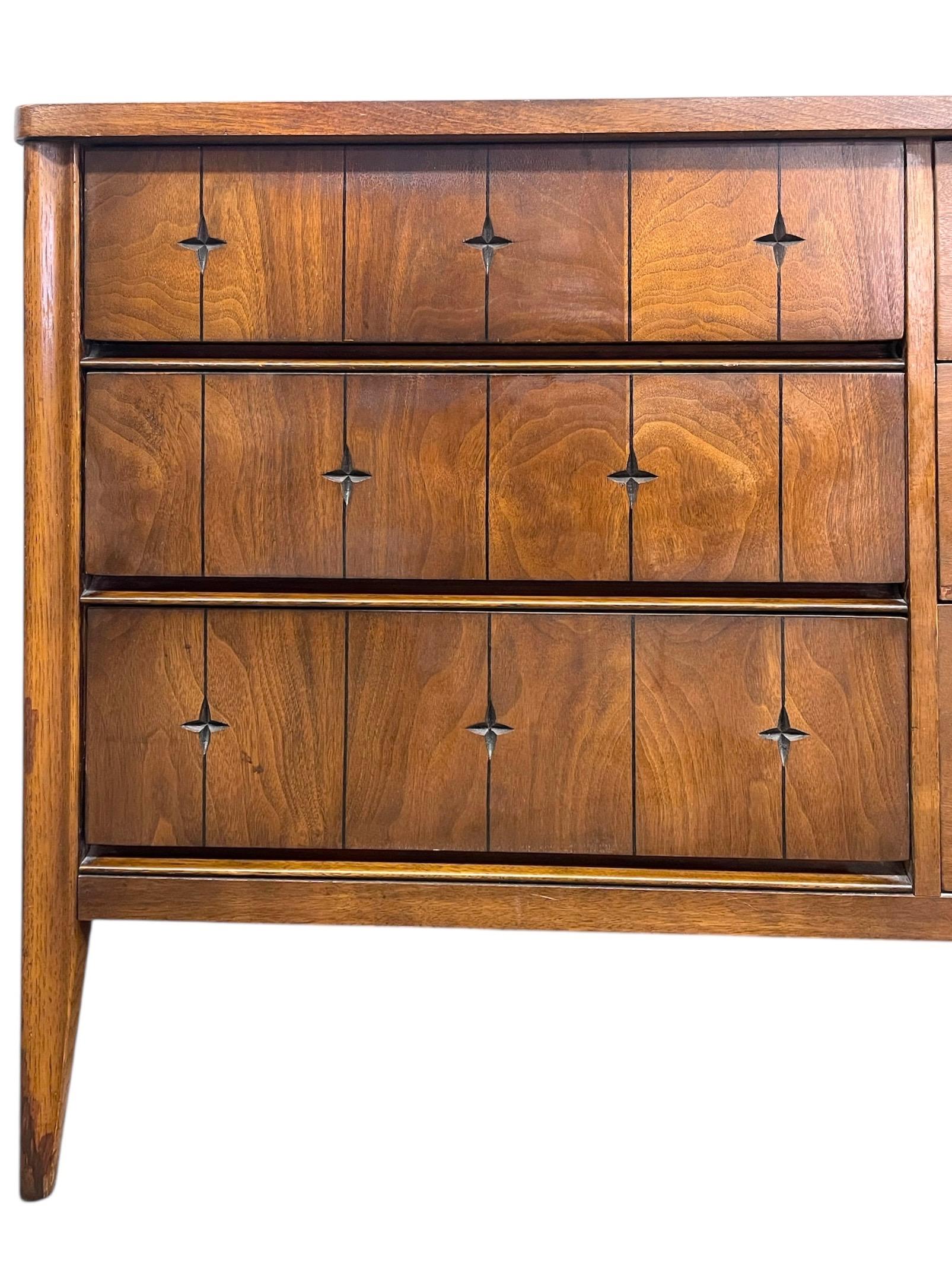 Set da camera da letto Broyhill Saga Mid-Century del 1960 - Comò a 6 cassetti e comò Highboy in vendita 2