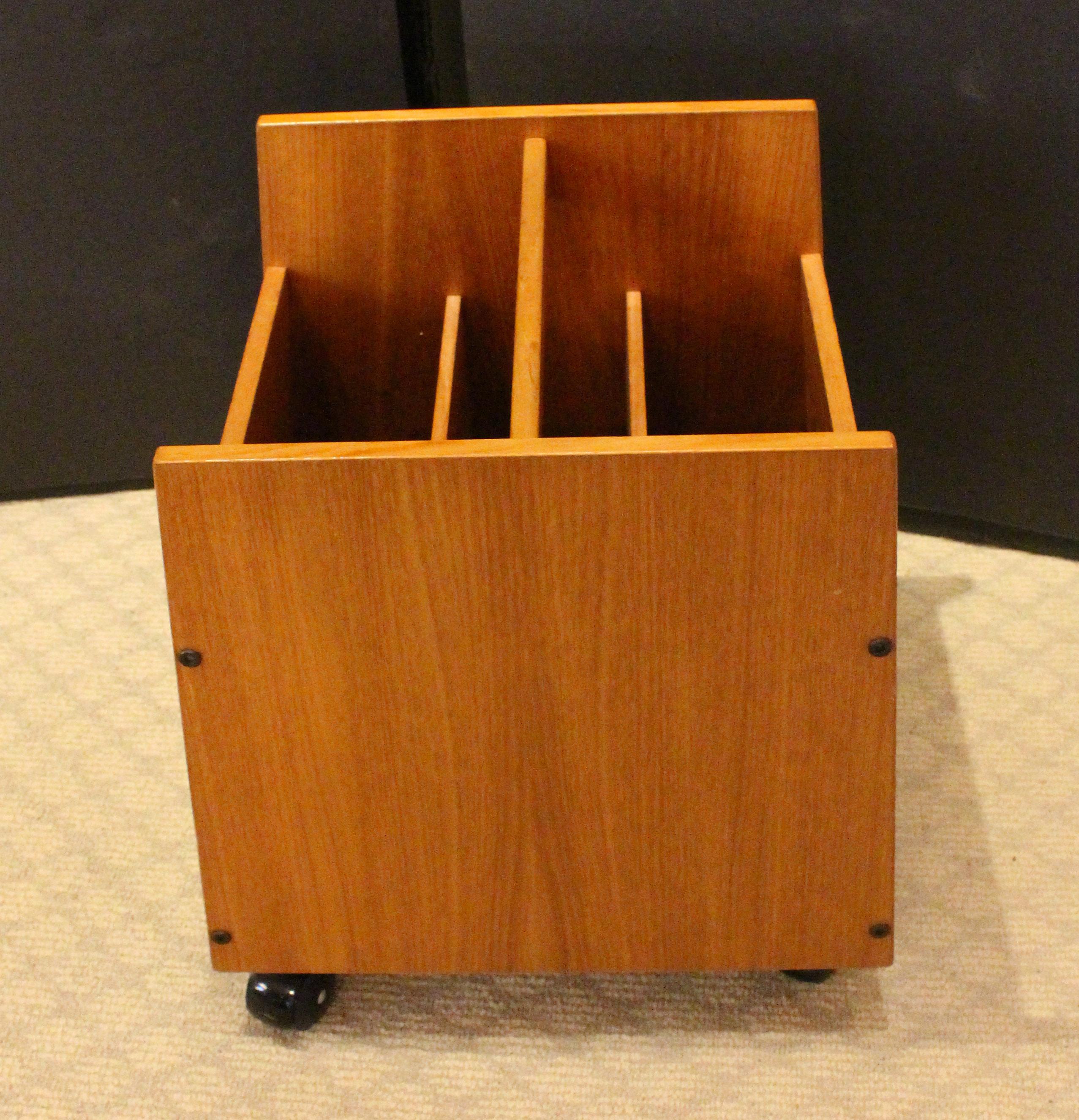 1960s Bruksbo Modell Norwegian rolling canterbury by Mellemstrands Trevareindustri Vigrestad, Jaeren. Teak veneers & pine. Originally for vinyl records. Designed in the 1960s by Rolf Hesland for Bruksbo. Original label.
15.75