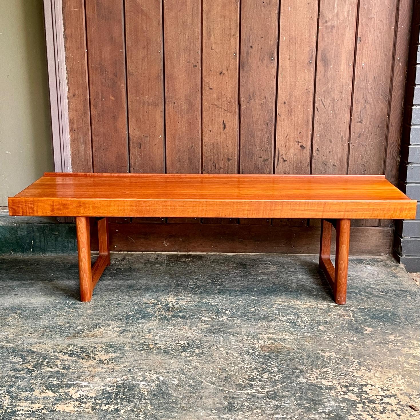 Una panchina di 4 piedi molto pulita. Molto pesante, circa 60 libbre. Tutte le superfici in teak, in ottime condizioni vintage.

L 48 x P 15 x H 13,5 pollici.
