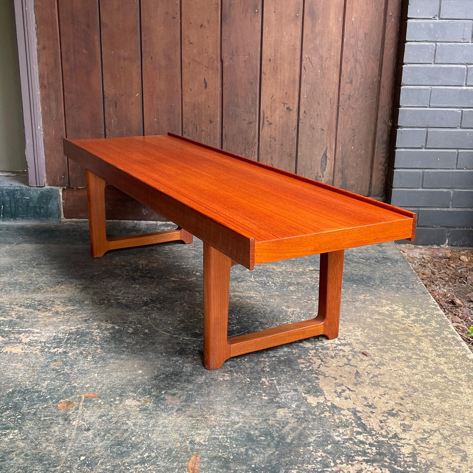 Scandinavo moderno 1960 Bruksbo Teak Petite Bench Mid-Century Modern Low Bedroom Table Shelf Prop in vendita