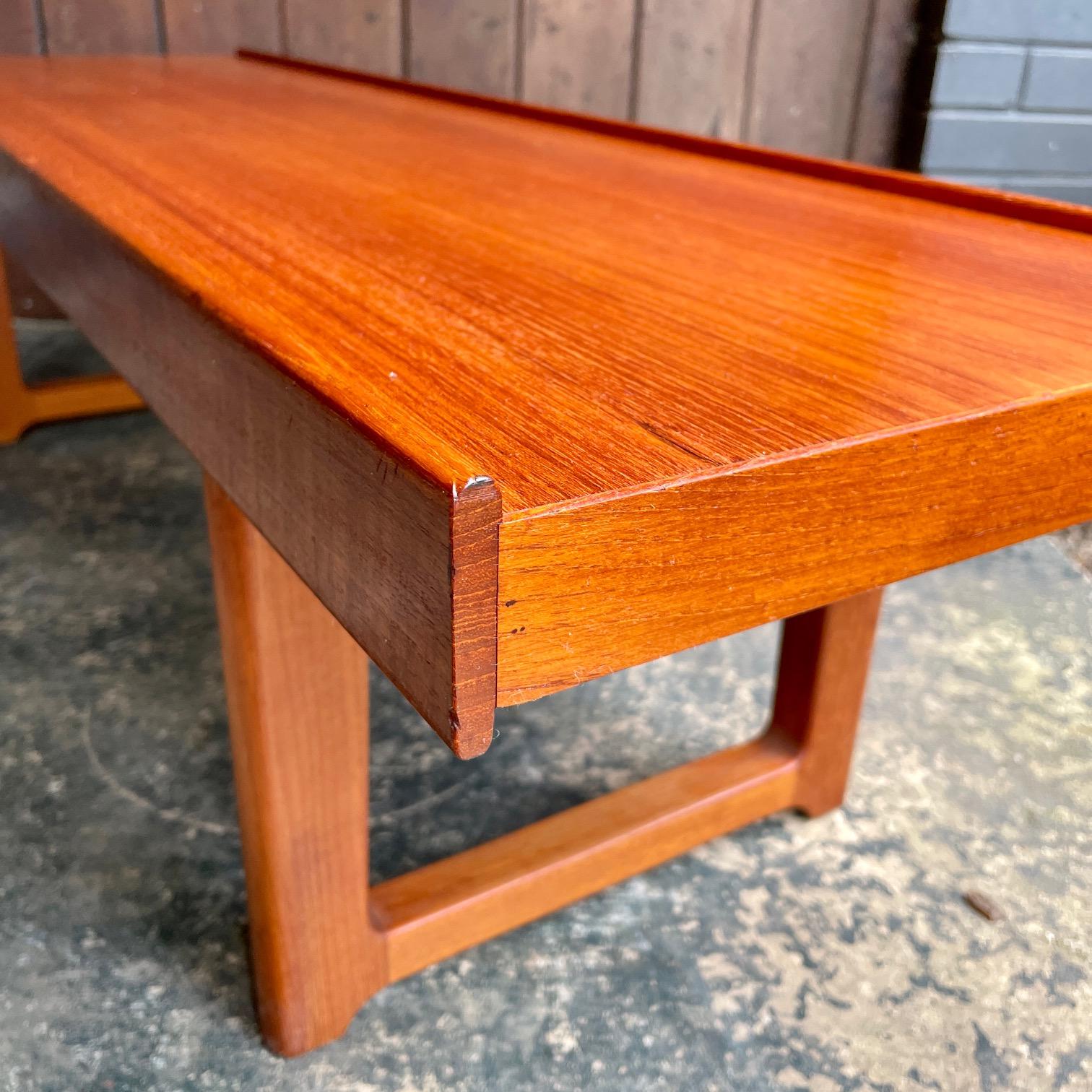 Norvegese 1960 Bruksbo Teak Petite Bench Mid-Century Modern Low Bedroom Table Shelf Prop in vendita