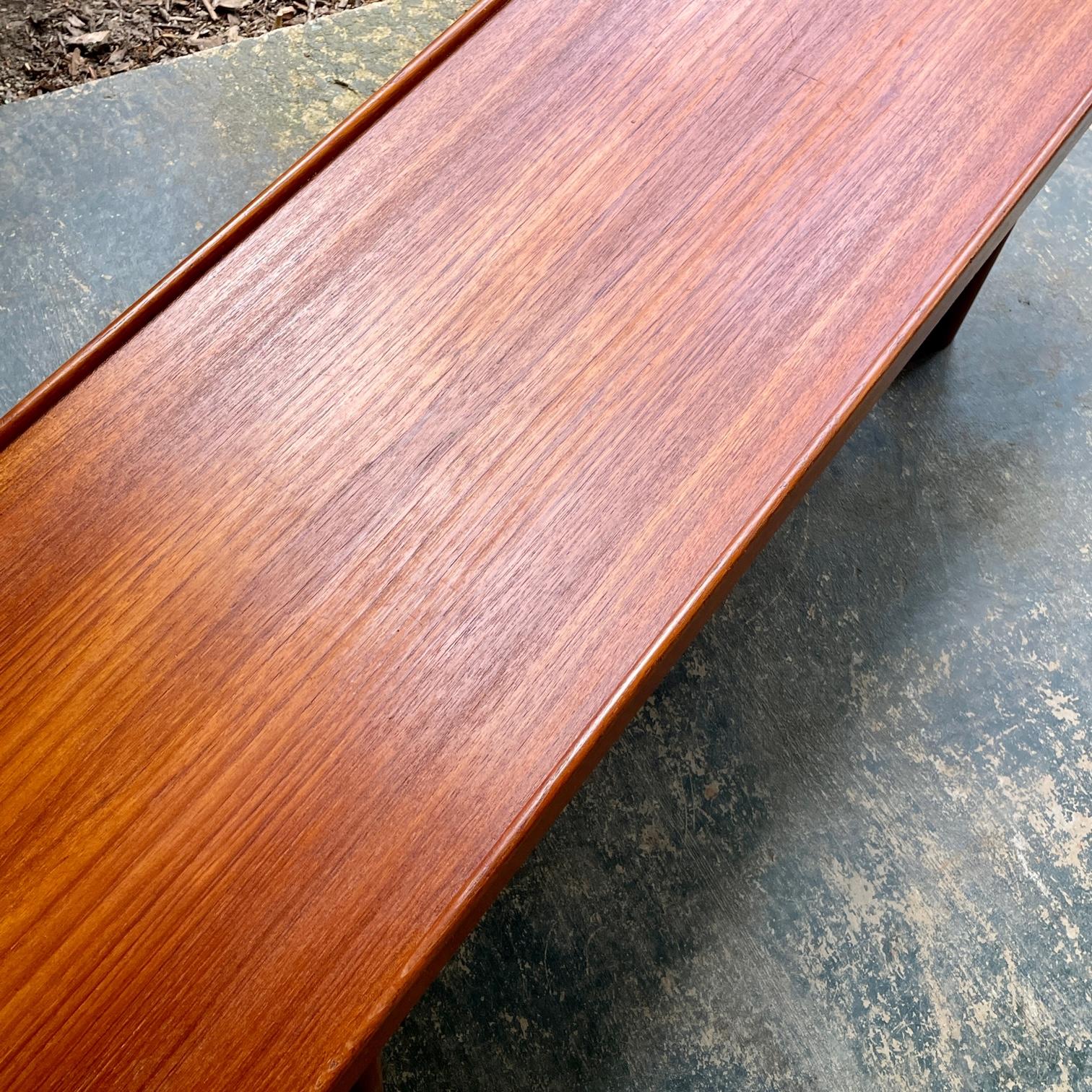 Fatto a macchina 1960 Bruksbo Teak Petite Bench Mid-Century Modern Low Bedroom Table Shelf Prop in vendita
