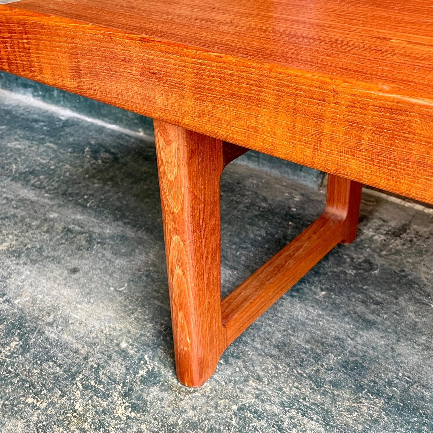 1960 Bruksbo Teak Petite Bench Mid-Century Modern Low Bedroom Table Shelf Prop In condizioni buone in vendita a Hyattsville, MD