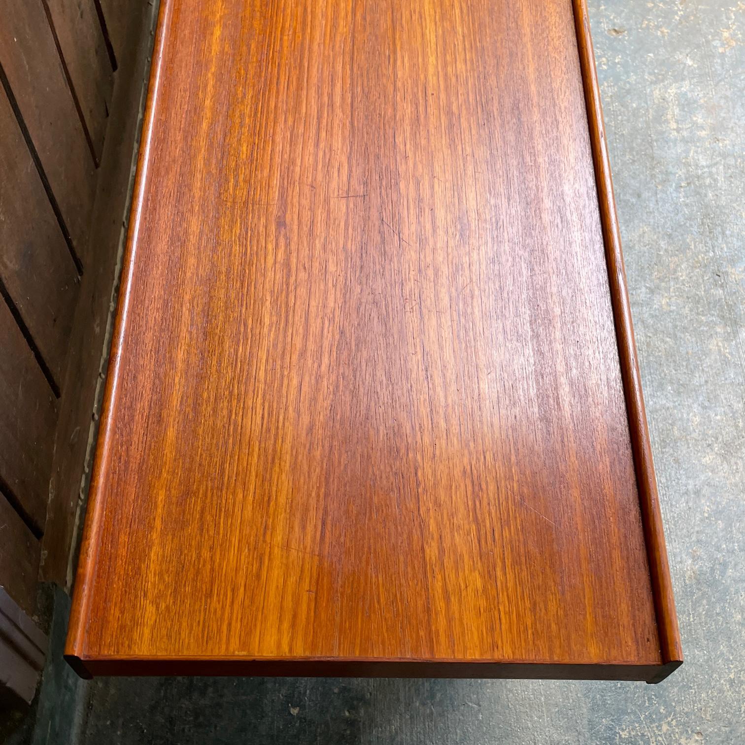 Metà XX secolo 1960 Bruksbo Teak Petite Bench Mid-Century Modern Low Bedroom Table Shelf Prop in vendita