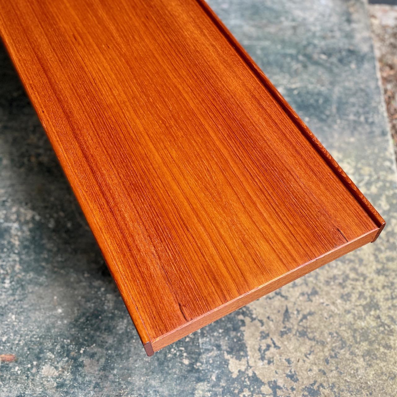 1960 Bruksbo Teak Petite Bench Mid-Century Modern Low Bedroom Table Shelf Prop in vendita 1