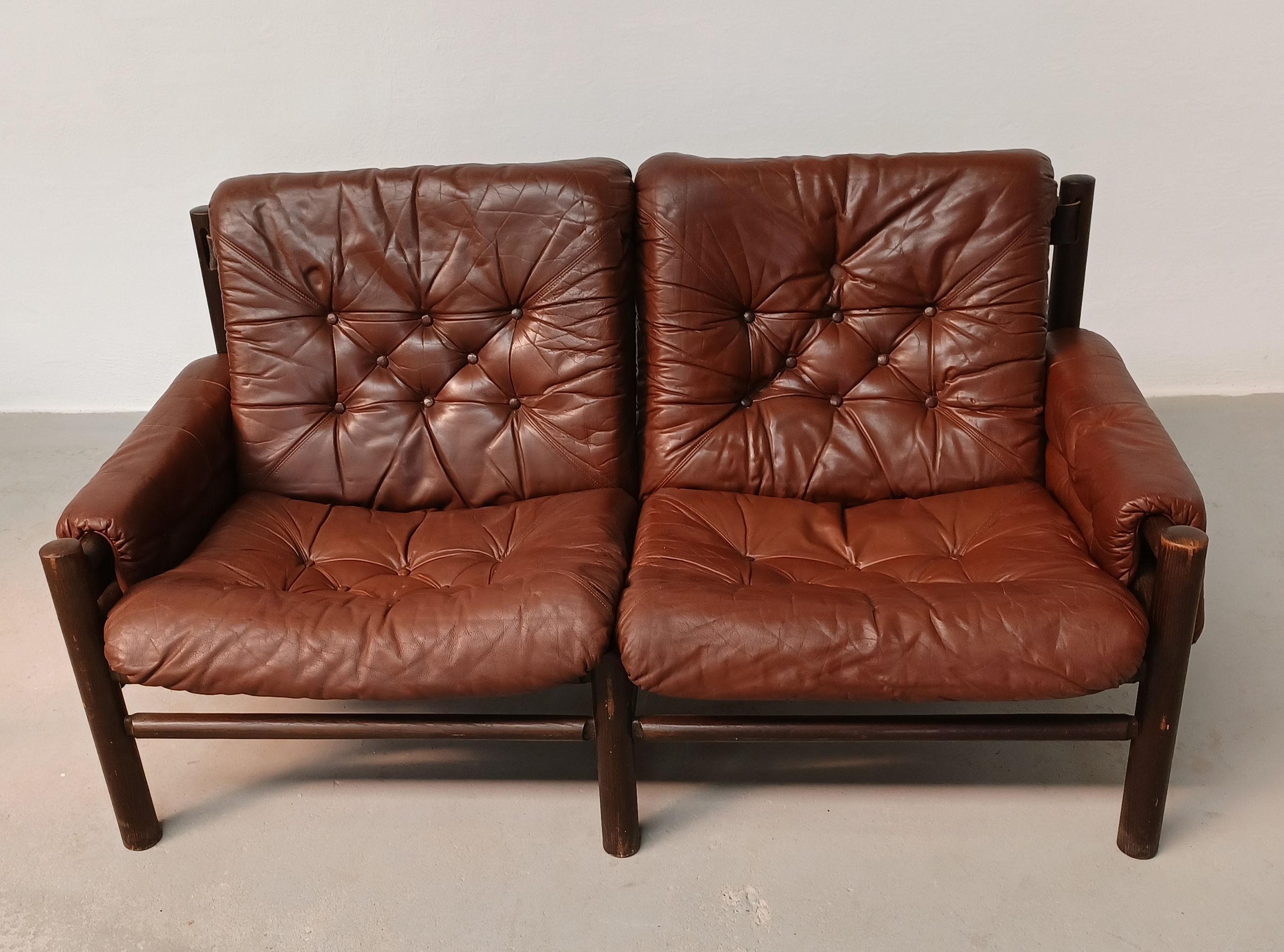 1970's Bruksbo Safari Sofa in Wood and Leather

Midcentury low sling leather safari 2-seat sofa by the Norwegian designer Bruksbo.

The safari sofa consist of a wooden frame with a unique birch spindle back held by leathered straps and soft brown /