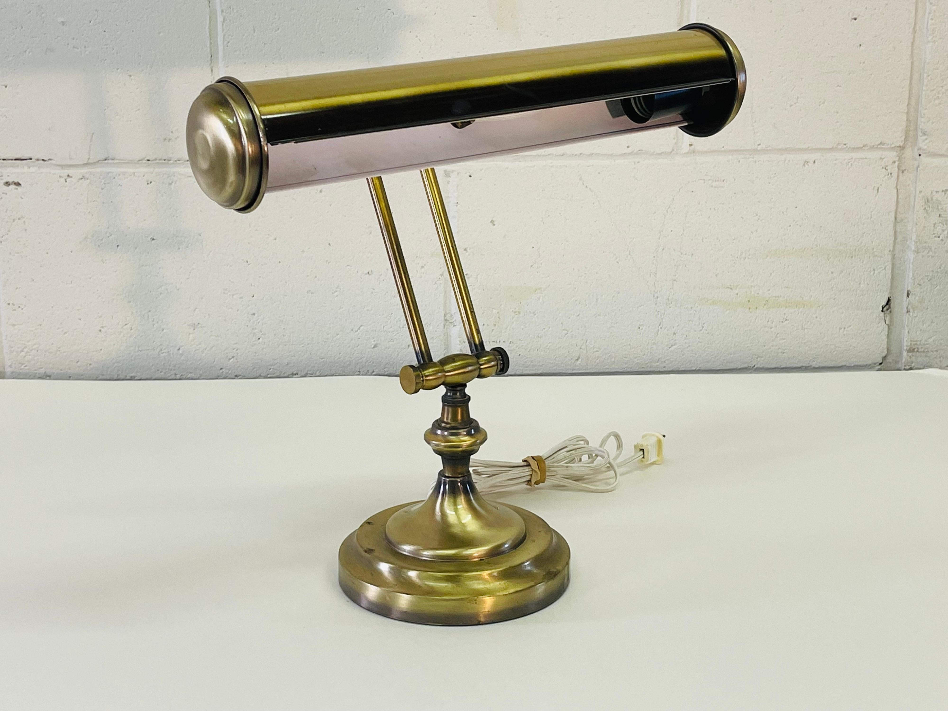 Lampada da tavolo regolabile in ottone spazzolato vintage degli anni '70. La lampada è cablata per gli Stati Uniti ed è funzionante. Utilizza una lampadina cilindrica. Si regola in due punti. Leggero appannamento dovuto all'età. Nessun segno.