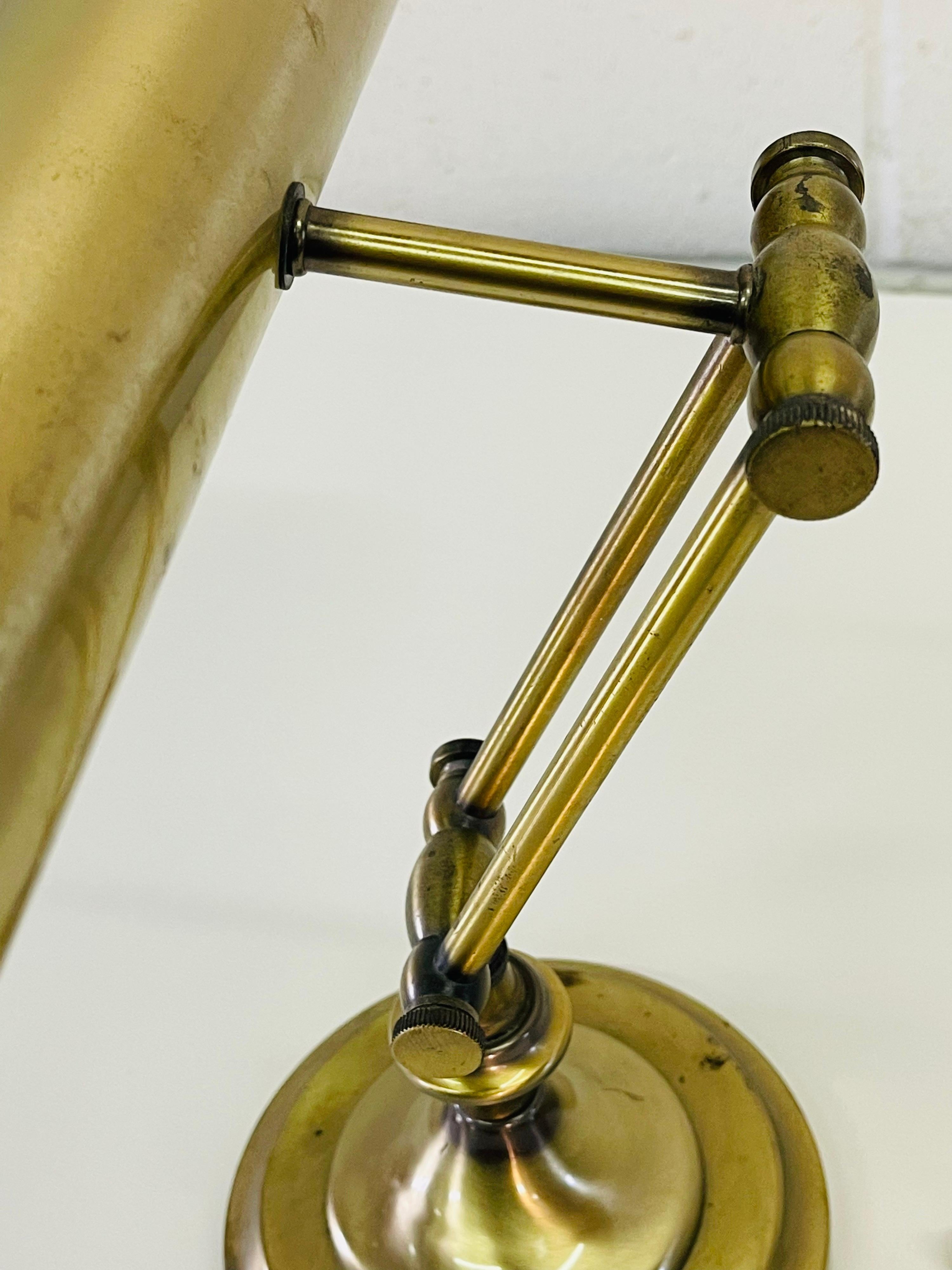 Ottone Lampada da tavolo in ottone spazzolato degli anni '1960 in vendita
