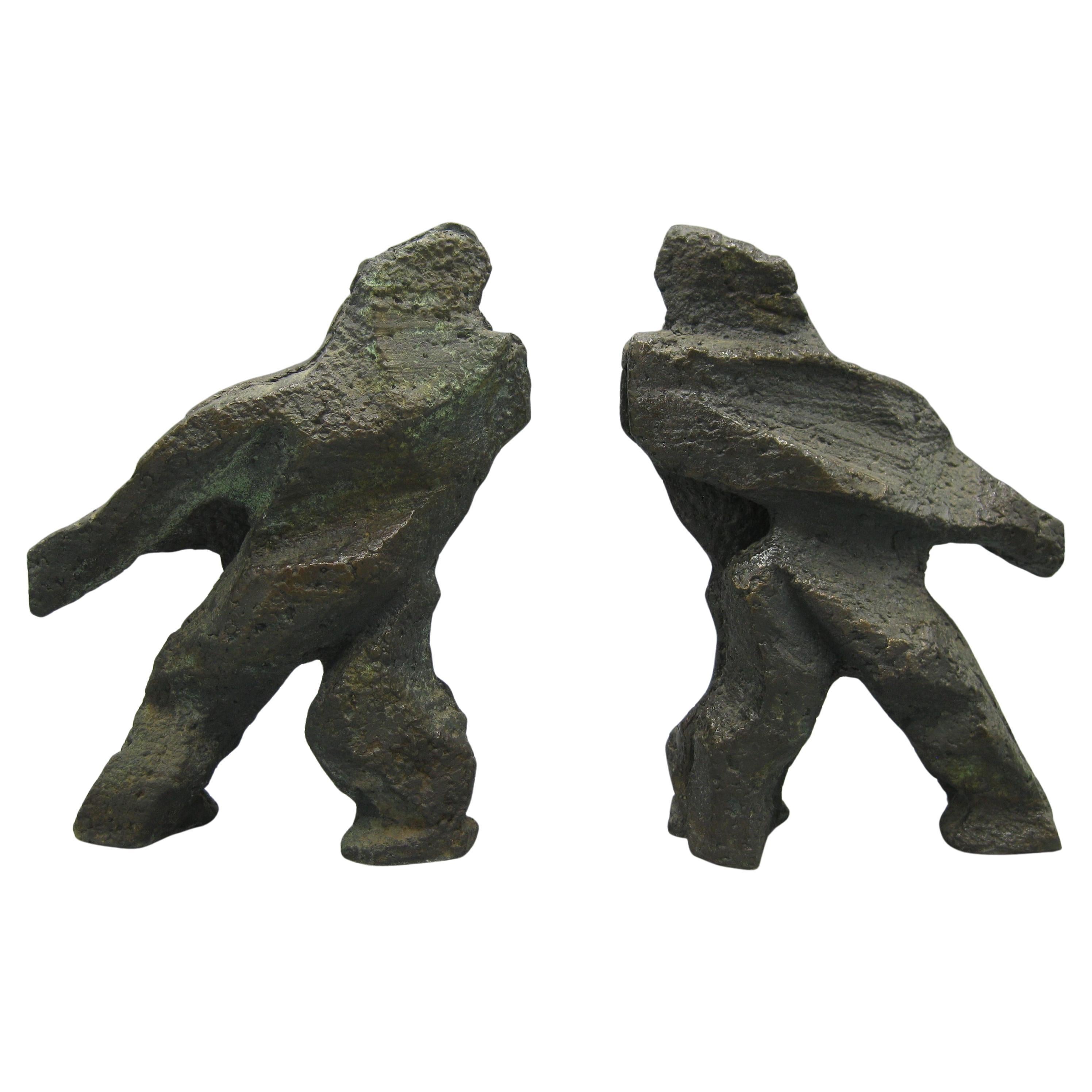 1960's Brutalist Art Sculpture Solid Bronze Figural Buchstützen Künstler signiert WLC im Angebot