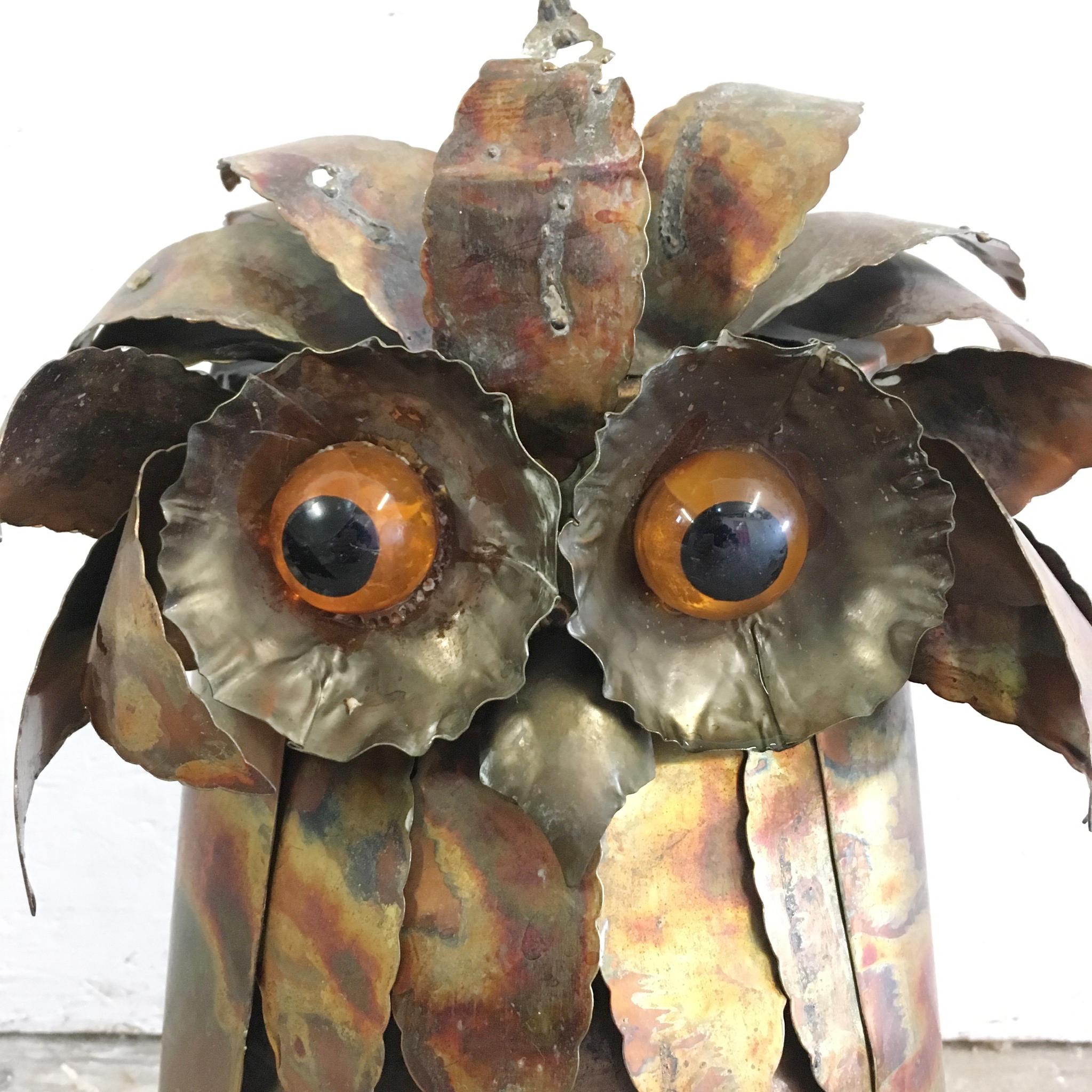 Brutalist brass owl sculpture
France, 1960s
Large resin eyes
The metal is burnished during the process of sculpture giving a beautiful patination on the metal

Measures: 33 cm height
18.5 cm width
16 cm depth.