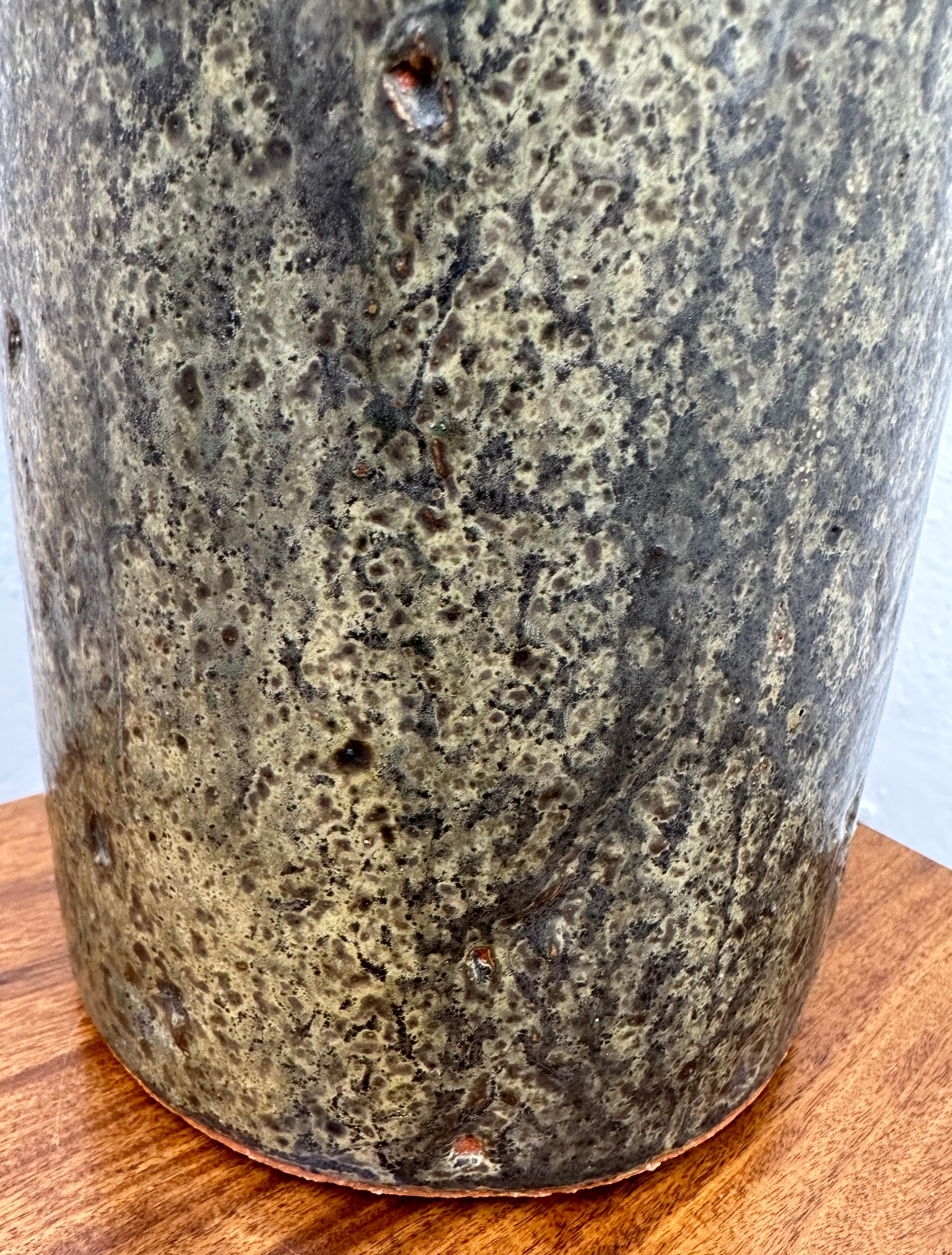 Vase cylindrique britannique brutaliste Bernard Rooke en poterie émaillée abstraite des années 1960 en vente 11