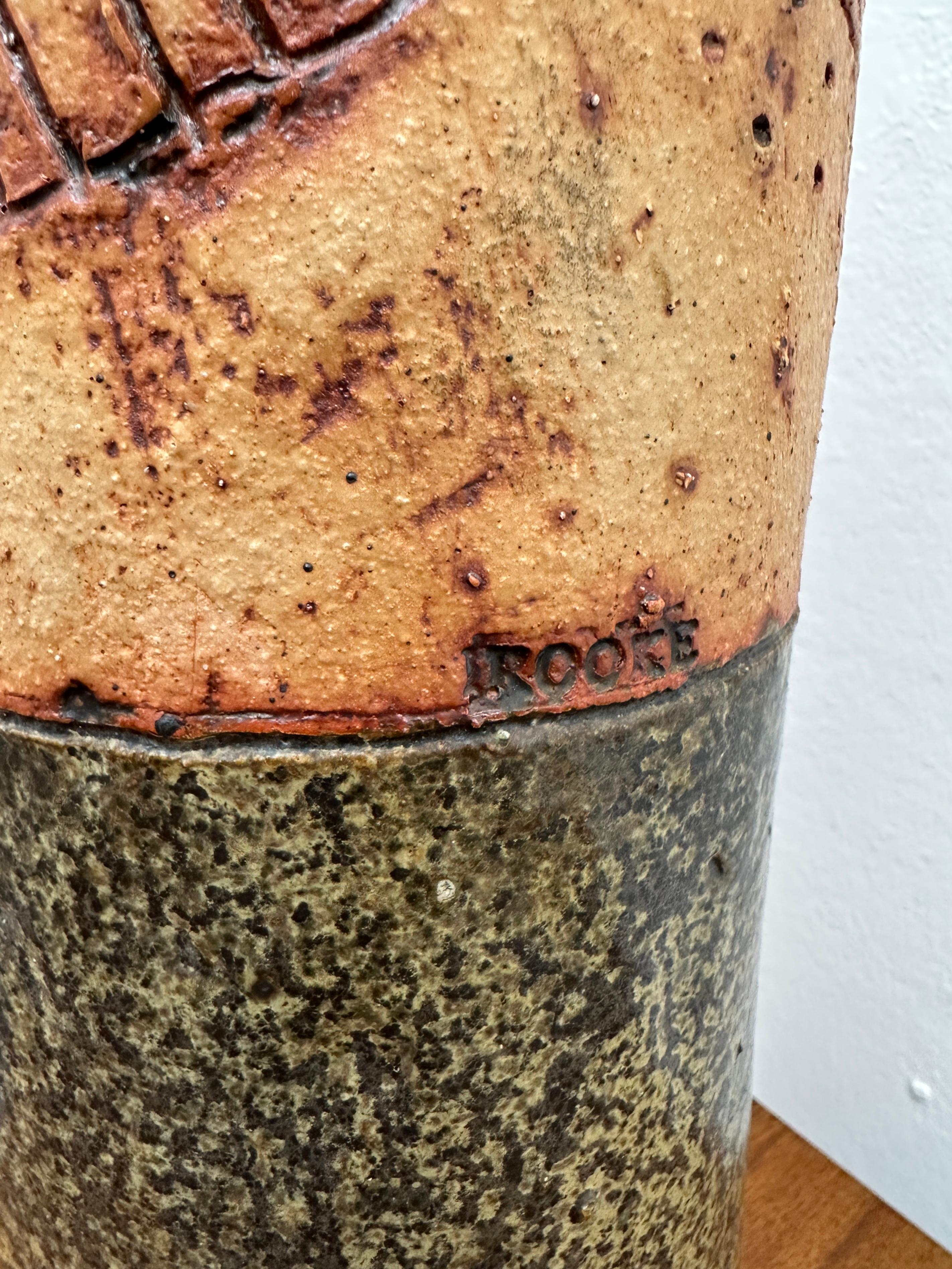 20ième siècle Vase cylindrique britannique brutaliste Bernard Rooke en poterie émaillée abstraite des années 1960 en vente