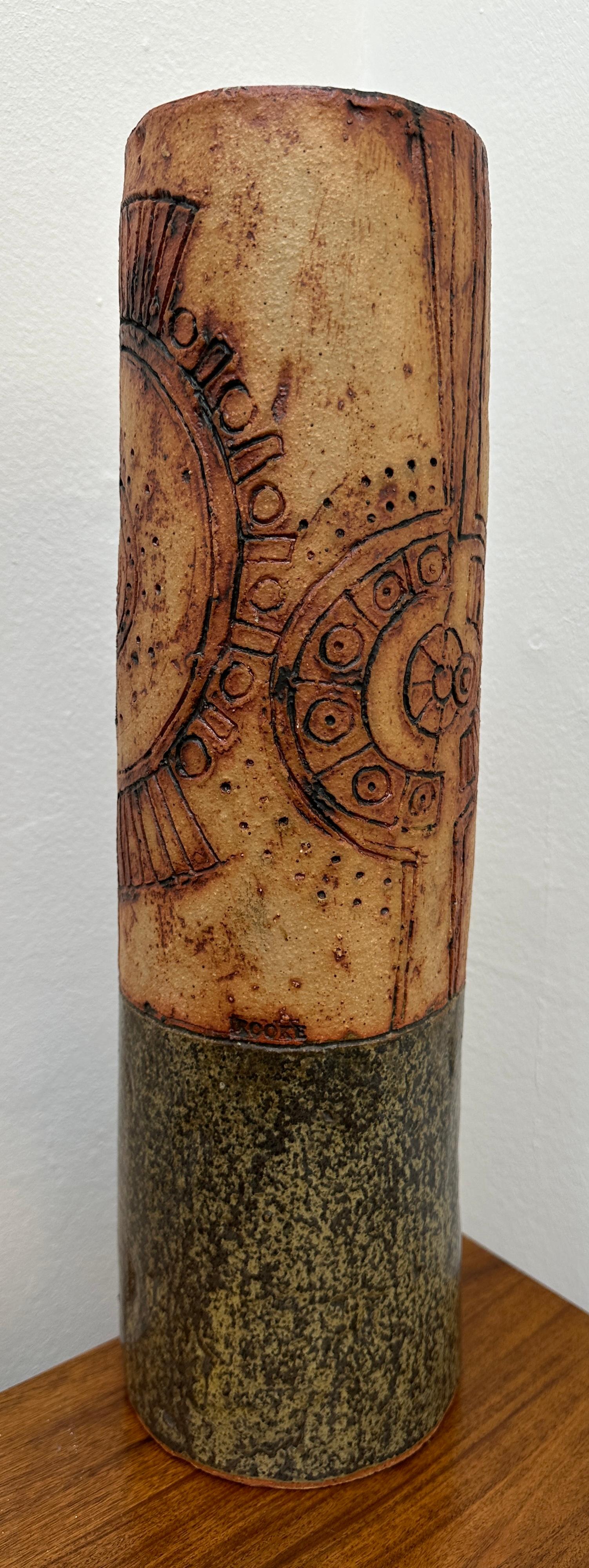 Céramique Vase cylindrique britannique brutaliste Bernard Rooke en poterie émaillée abstraite des années 1960 en vente
