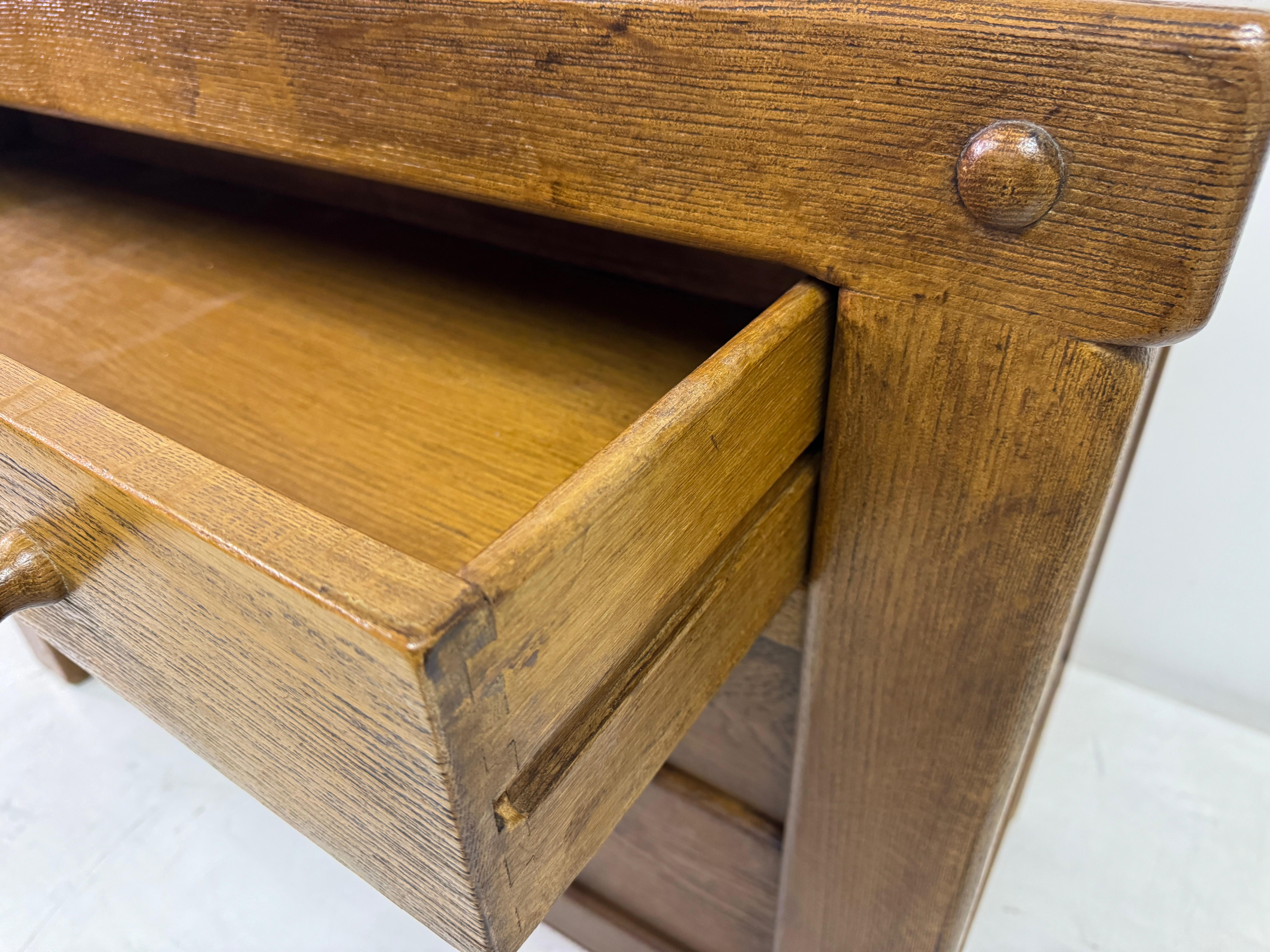 1960s Brutalist Chest of Drawers in Oak In Good Condition For Sale In London, London