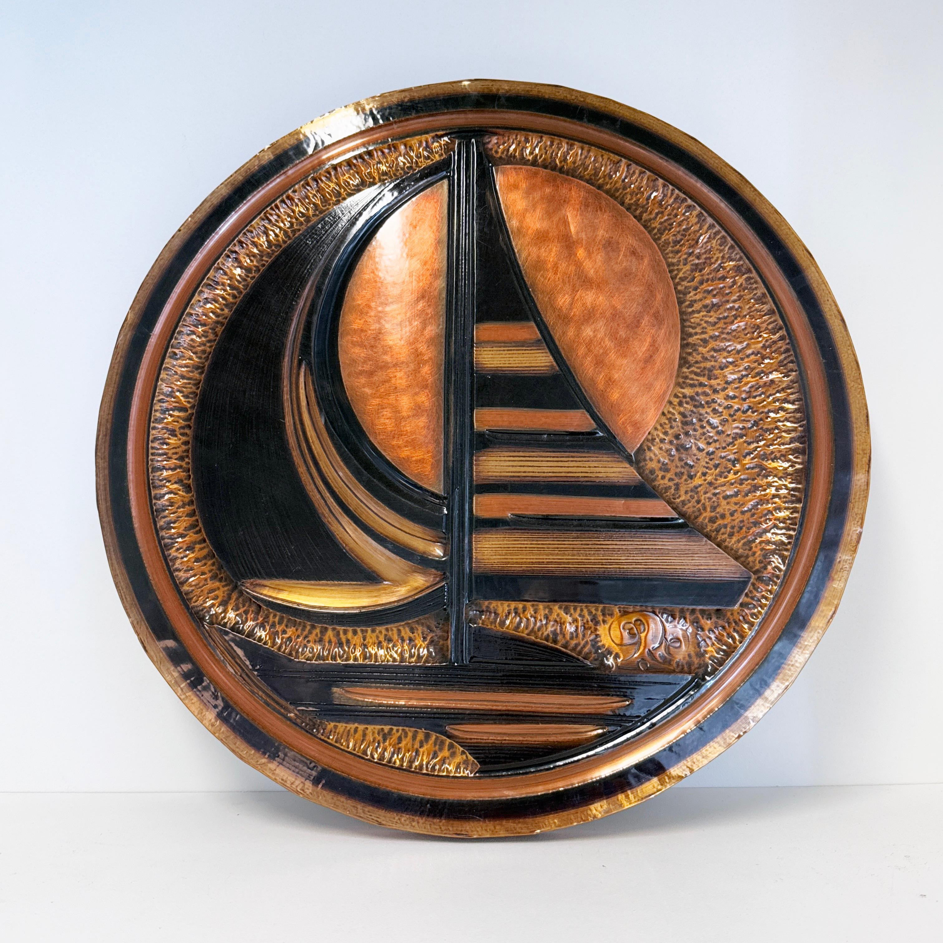 Atemberaubende Wandkunst aus Kupfer im Brutalismus der 1960er Jahre. Stark stilisierte Darstellung eines Segelboots bei Sonnenuntergang. Schöne Kupfertöne mit Schwarz und Orange.
Eine schöne Ergänzung für jeden Wohnraum aus der Mitte des