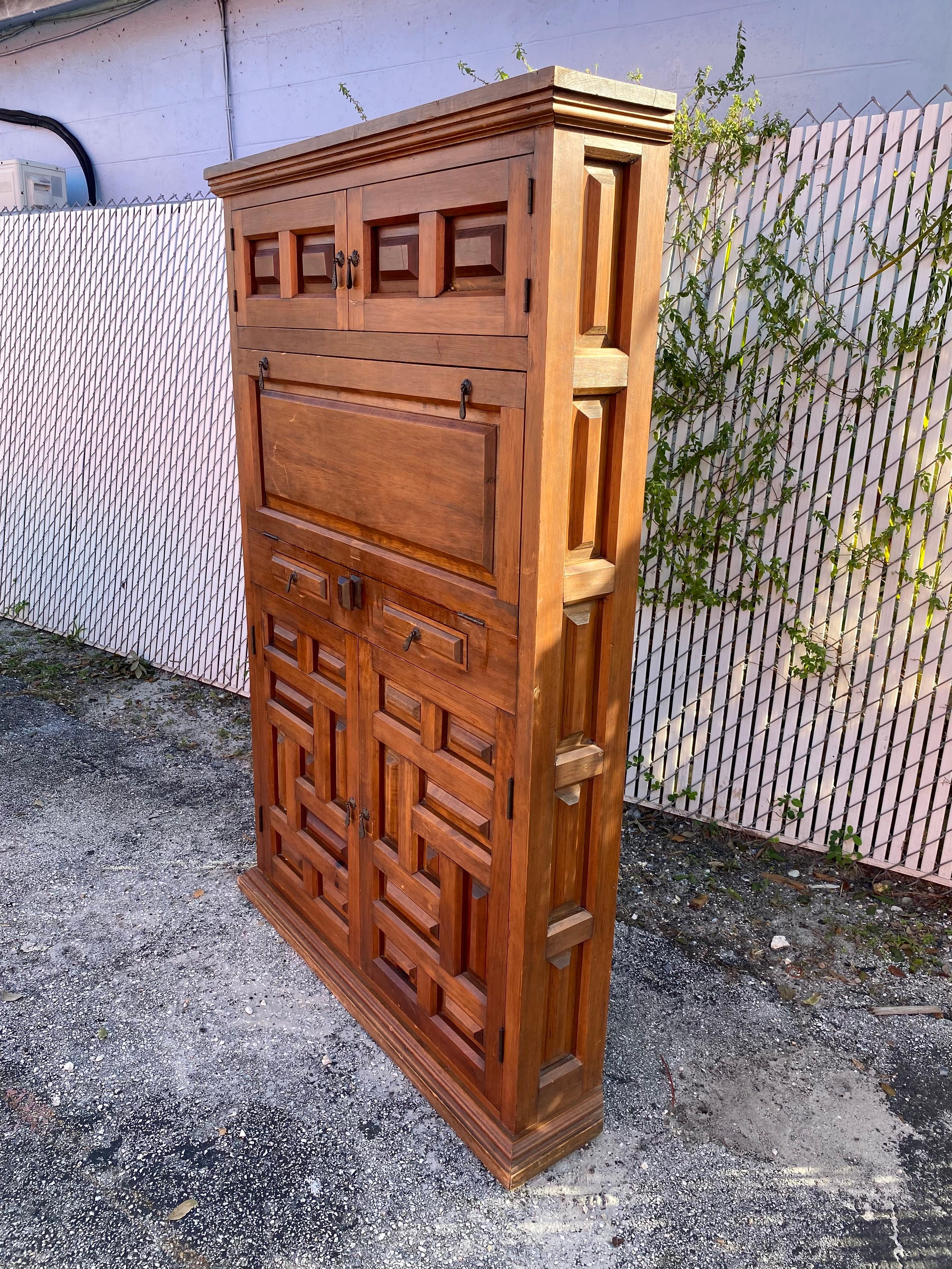 19th Century Spanish Baroque Corner Sideboard Storage Cabinet For Sale 3