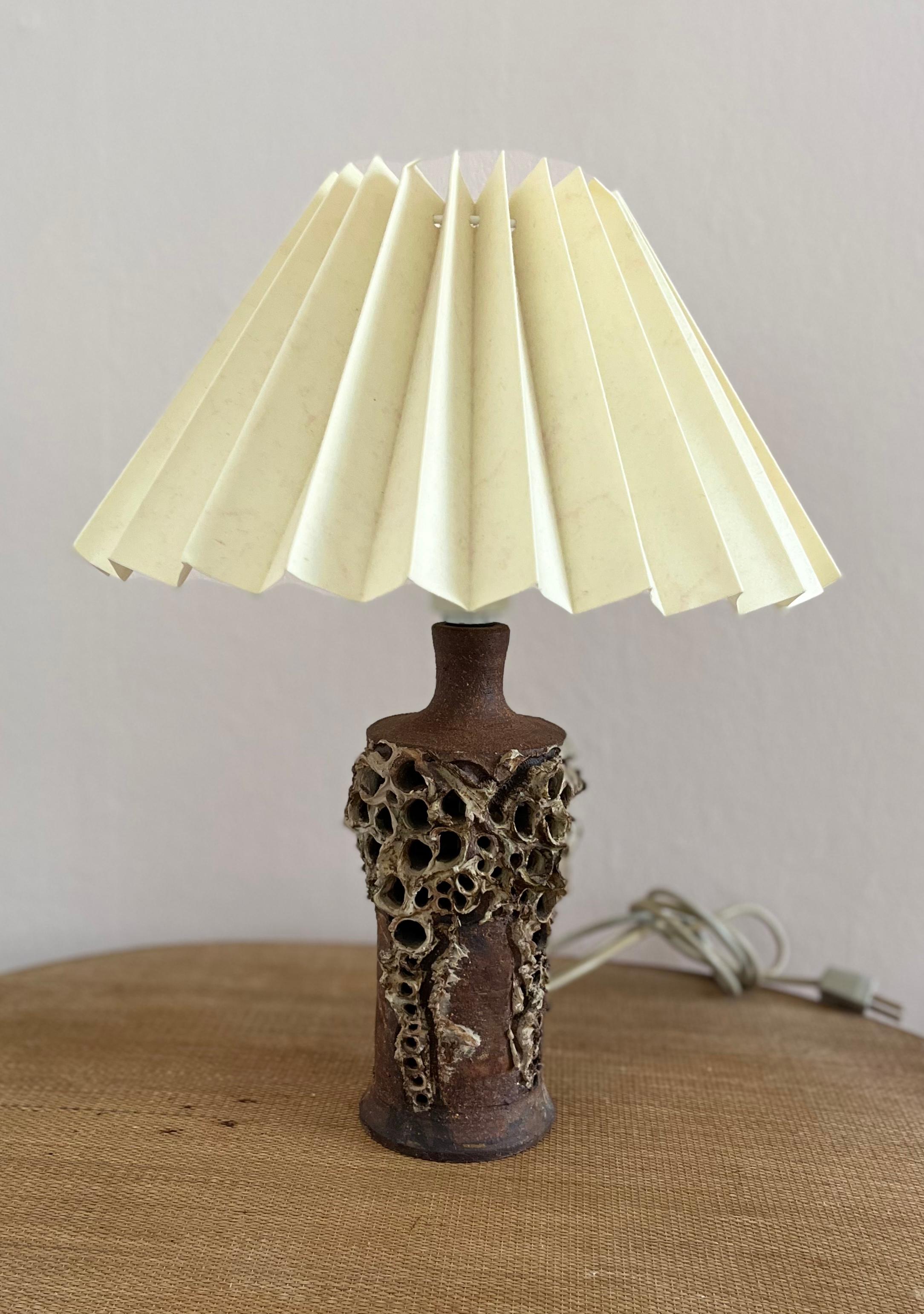 1960s brutalist Danish ceramic table lamp by Bodil Marie Nielsen

If you're in the know, you'll instantly recognize this 1960s brutalist ceramic table as the work of Danish Bodil Marie Nielsen. Beautiful, brutal and eyecathingly cool. European wired