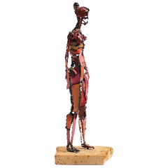 Sculpture de nu féminin brutaliste des années 1960 en fer peint sur base en travertin