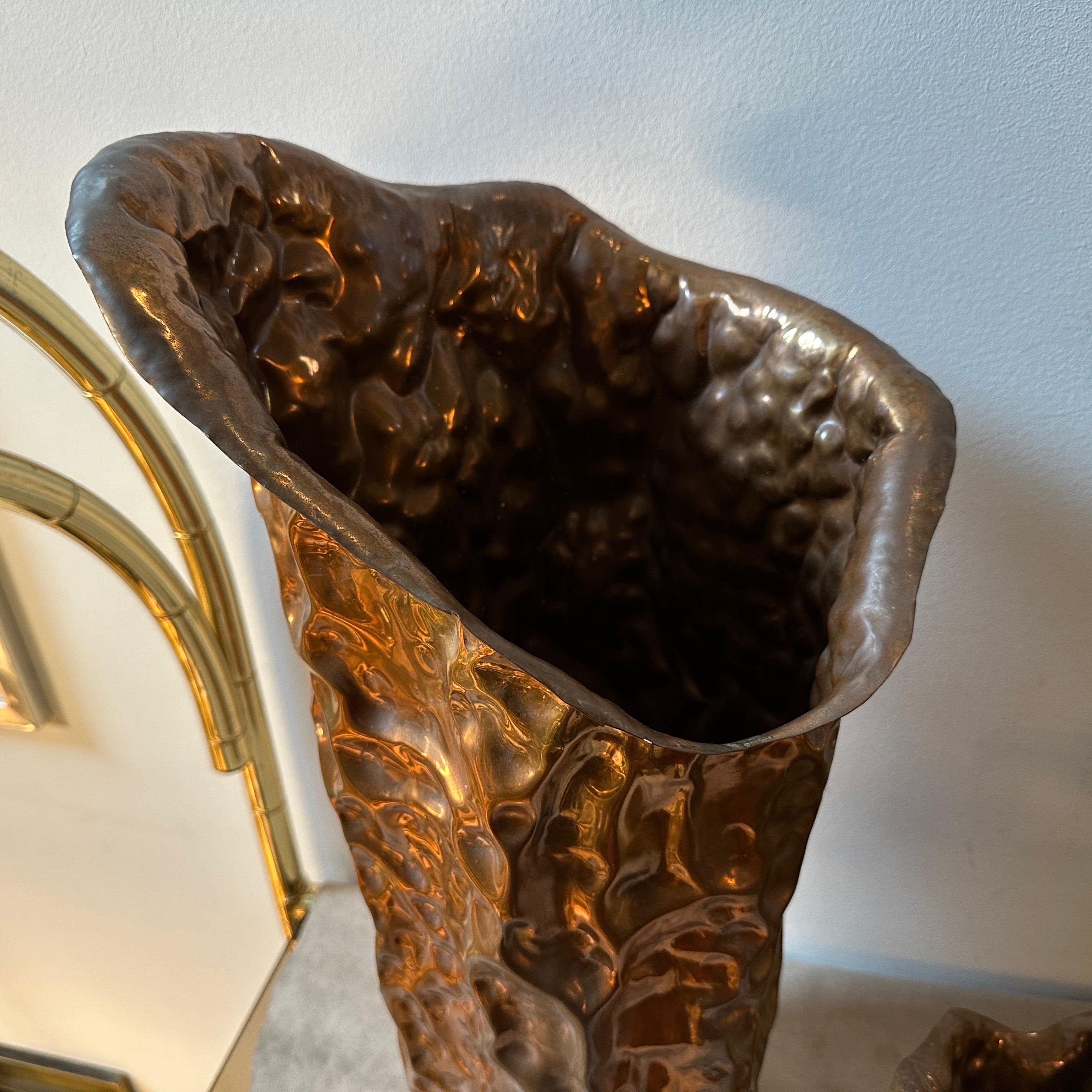 Ces vases en cuivre d'Angelo Bragalini représentent une fusion de l'expression artistique et de l'exploration des matériaux caractéristique de la période du milieu du siècle. Ils constituent des exemples intemporels de l'attrait durable du design