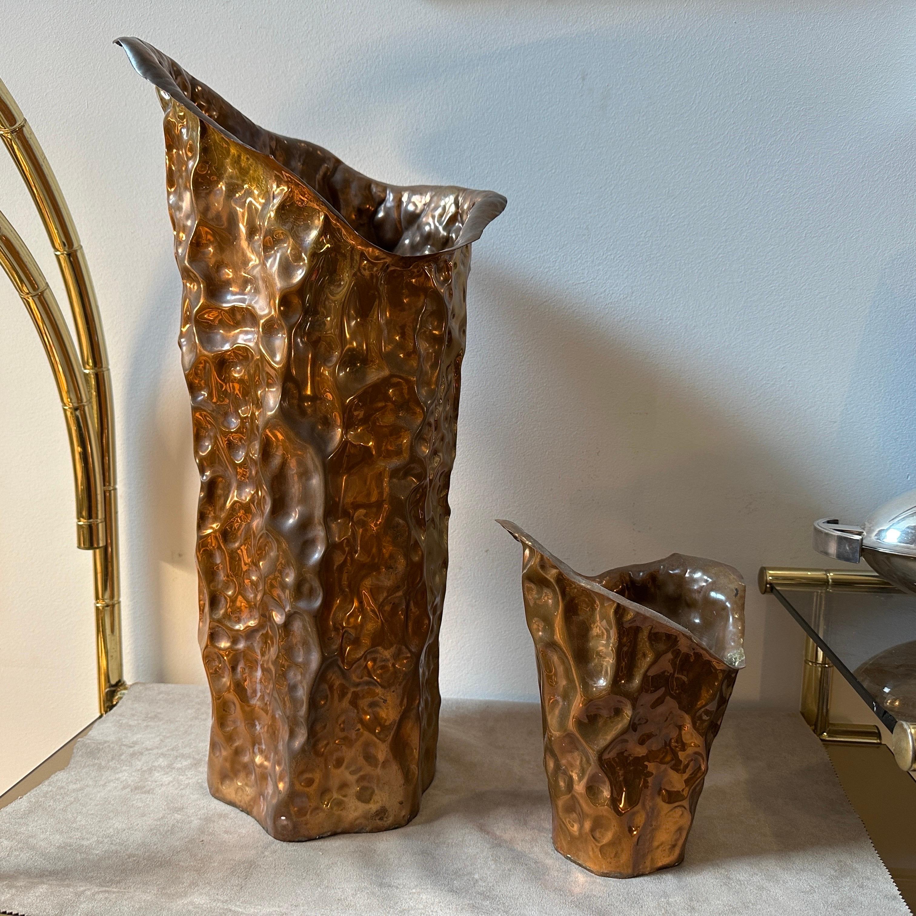 1960er Jahre Brutalistische handgefertigte Kupfervasen von Angelo Bragalini (20. Jahrhundert) im Angebot