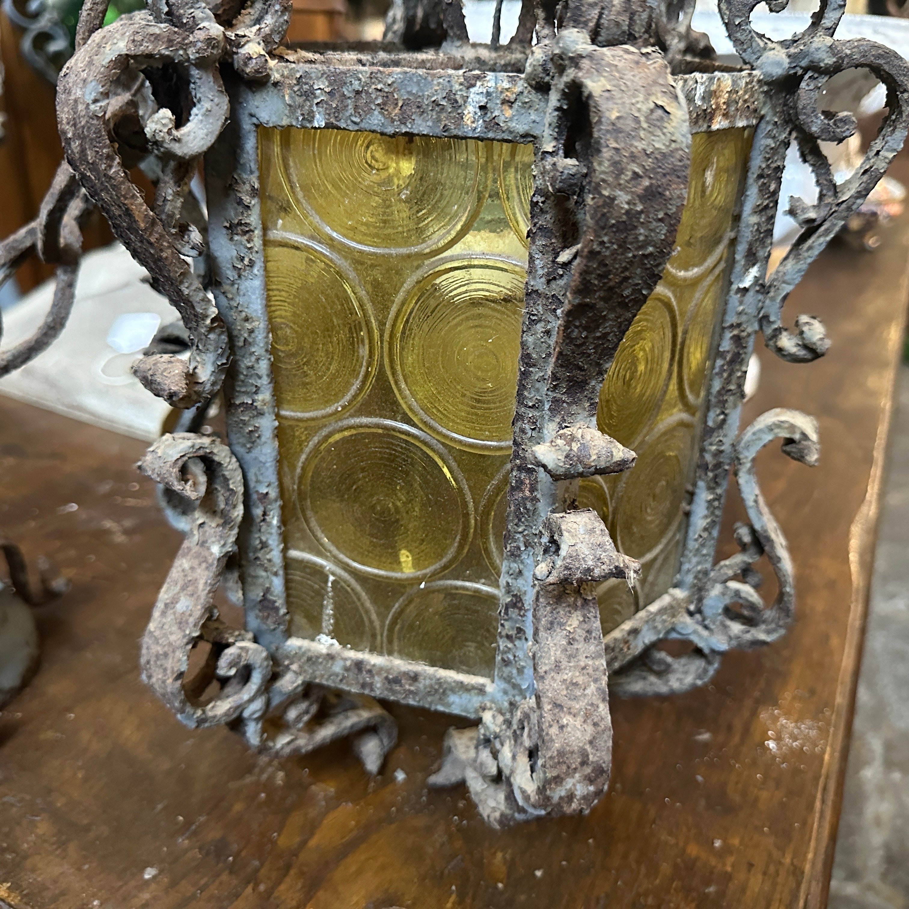 Diese brutalistische italienische Pendelleuchte aus den 1960er Jahren wurde aus Eisen und gelbem Glas hergestellt. Das Design ist robust und auffallend, mit einem schweren, handgeschmiedeten Eisenrahmen, der ein Gefühl von Robustheit und Stärke