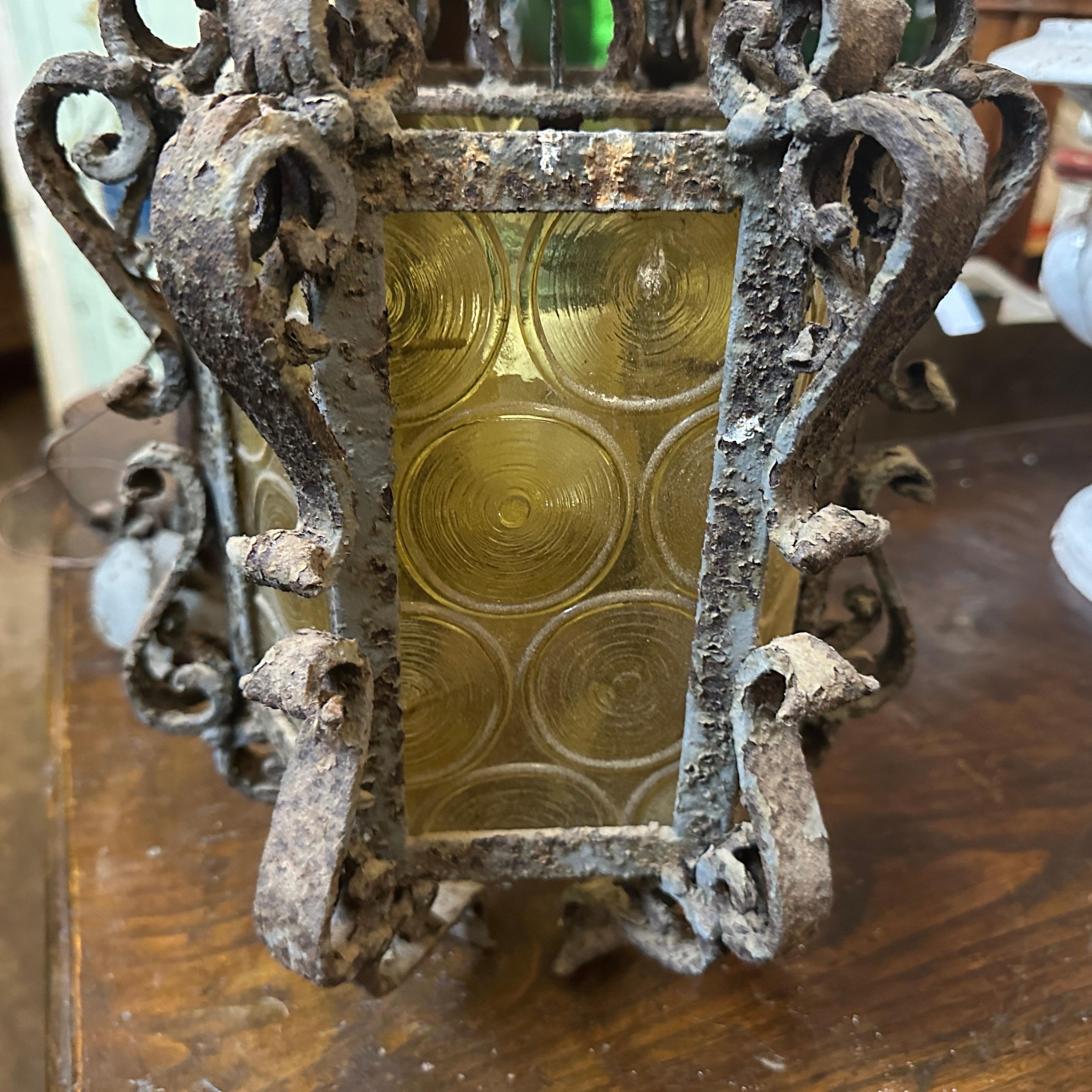 1960er Jahre Brutalist Schmiedeeisen und gelbes Glas Italienisch Anhänger (Handgefertigt)