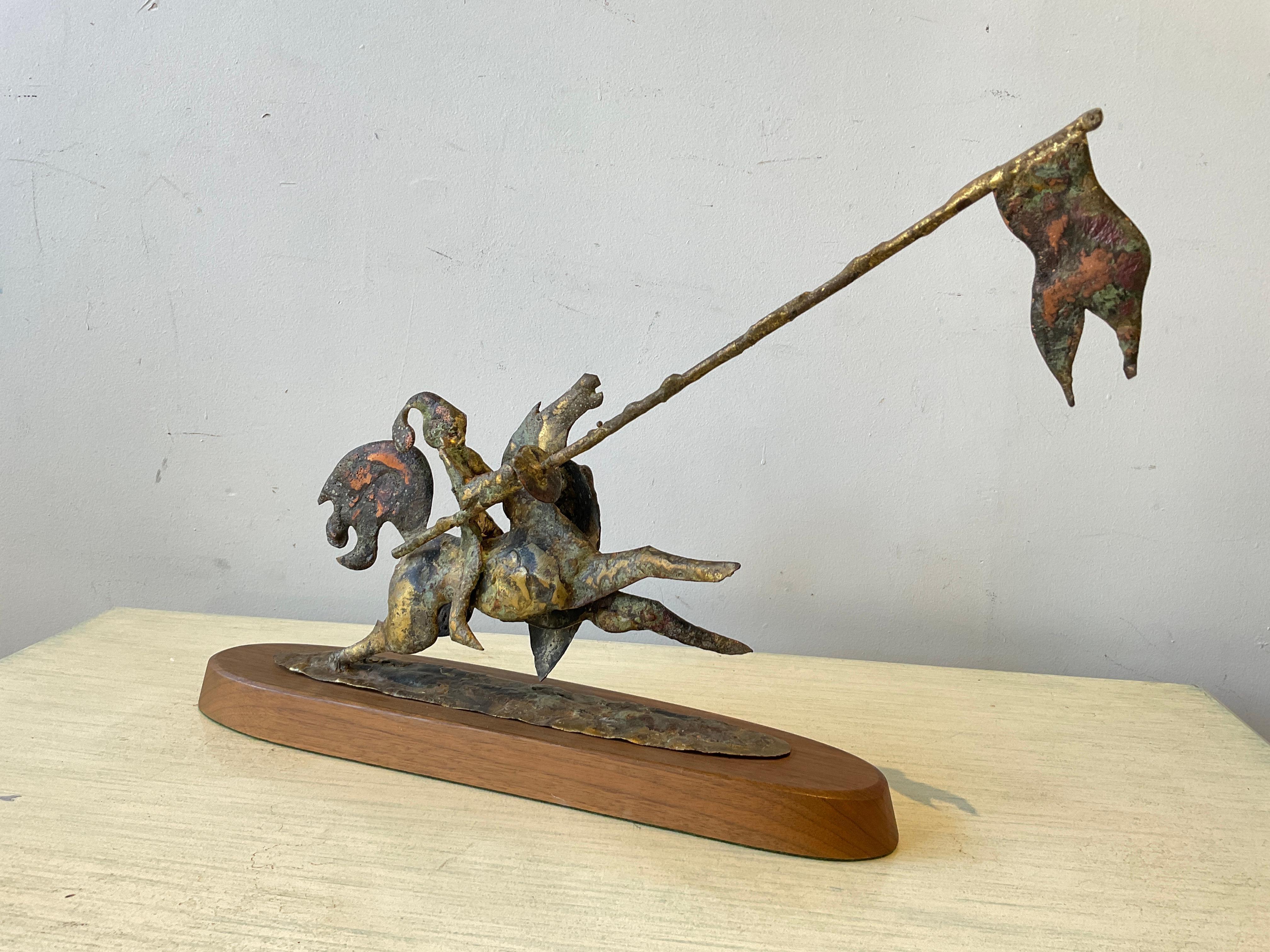 Sculpture métallique brutaliste des années 1960 représentant un chevalier sur un cheval. Base en bois.