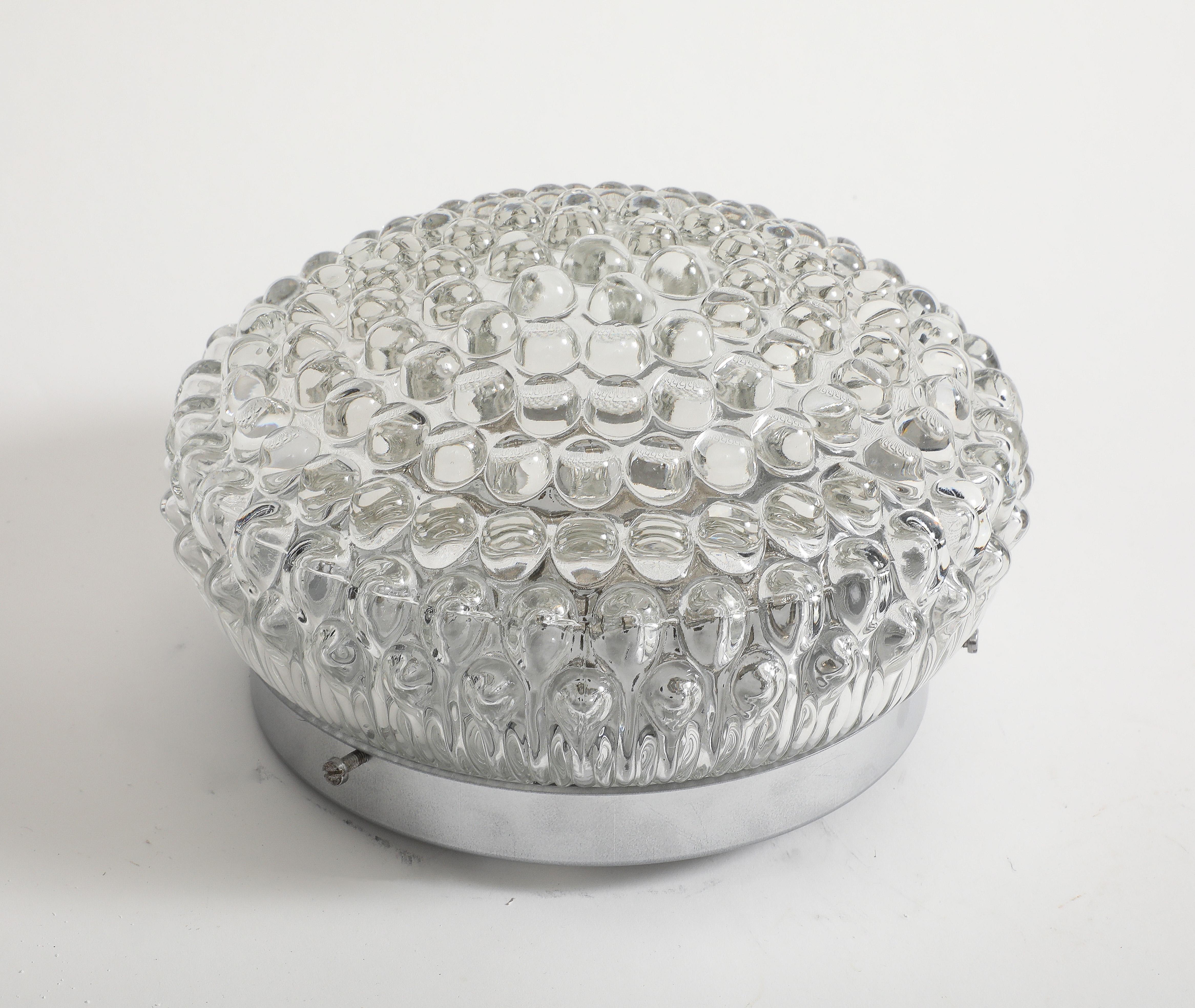 Aplique de pared alemán de cristal burbuja de los años 60  / Empotrable de techo.
La luminaria se ha recableado de nuevo para EE.UU. con dos tomas de luz Candelabra.
Cada toma puede admitir hasta 40 vatios / 80 vatios para la luminaria.