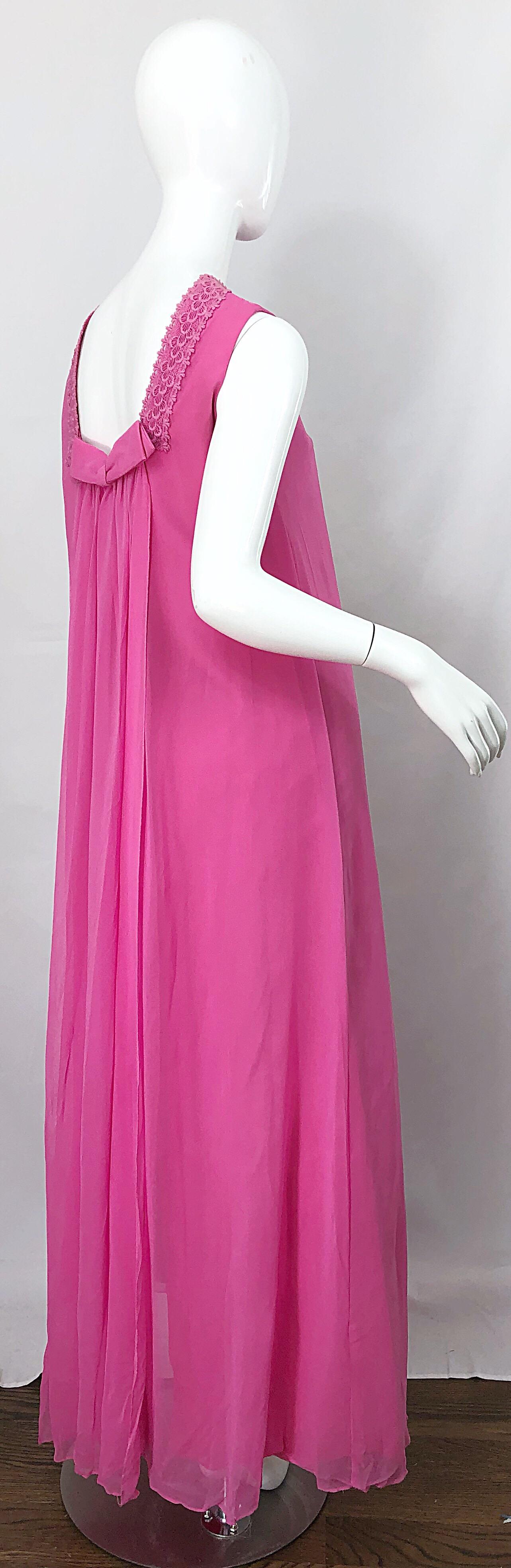 Robe Demi Couture Robe à col haut en mousseline de soie rose bonbon des années 1960 en vente 6
