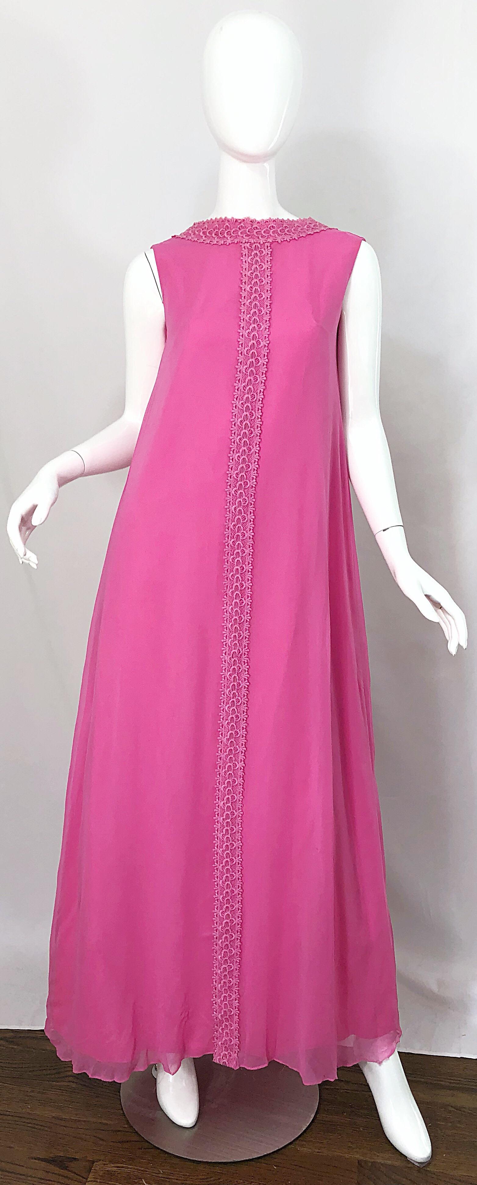 Robe Demi Couture Robe à col haut en mousseline de soie rose bonbon des années 1960 en vente 9