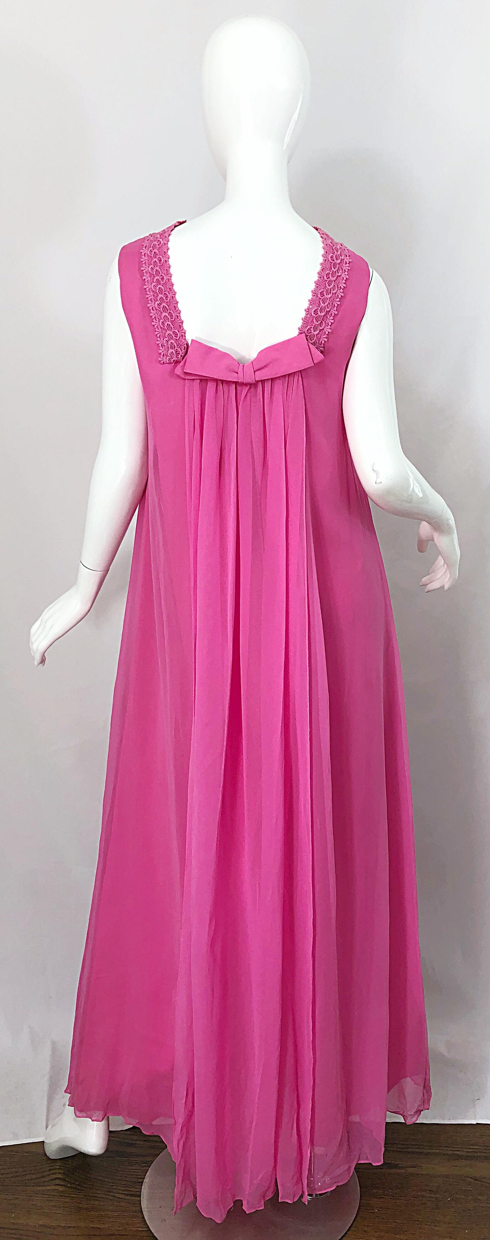 Rose Robe Demi Couture Robe à col haut en mousseline de soie rose bonbon des années 1960 en vente
