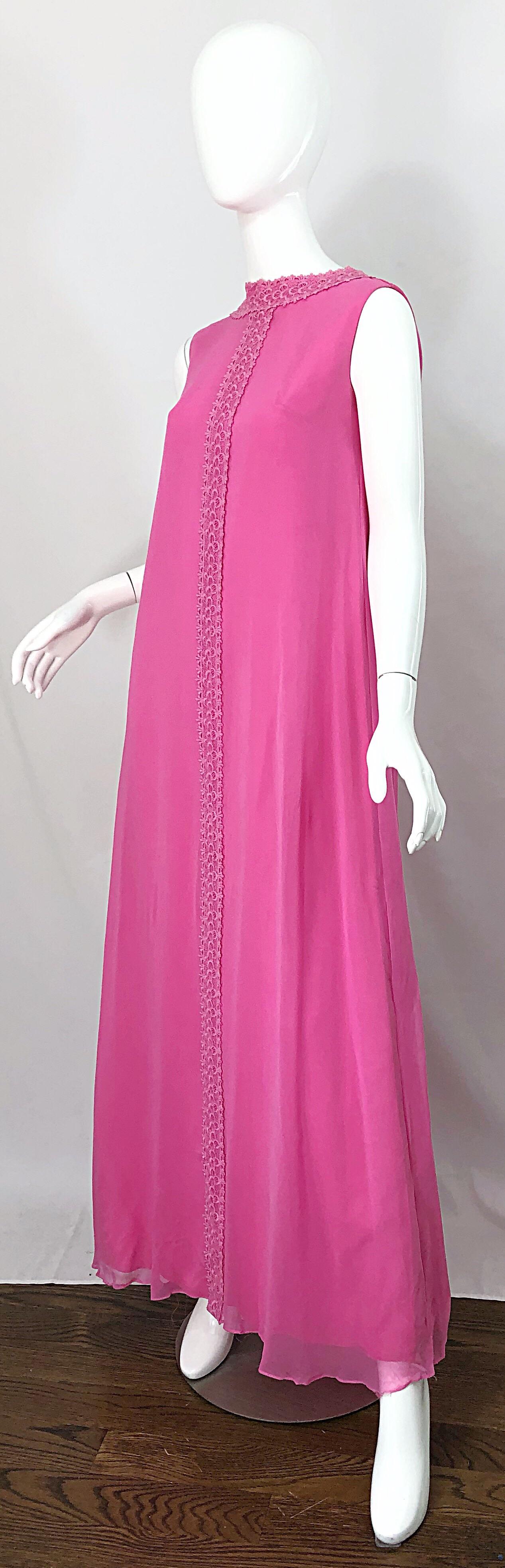 Robe Demi Couture Robe à col haut en mousseline de soie rose bonbon des années 1960 Pour femmes en vente