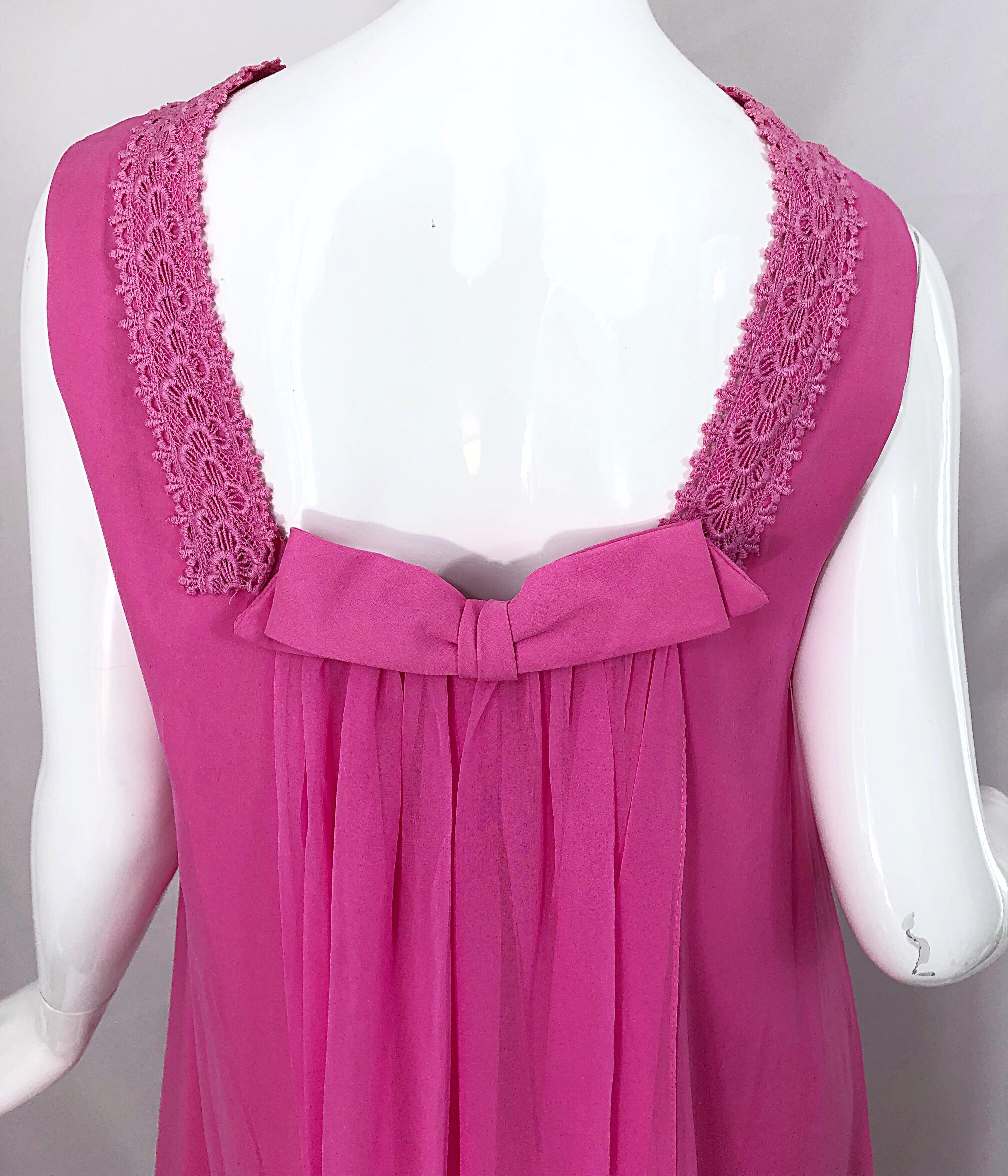 Robe Demi Couture Robe à col haut en mousseline de soie rose bonbon des années 1960 en vente 1