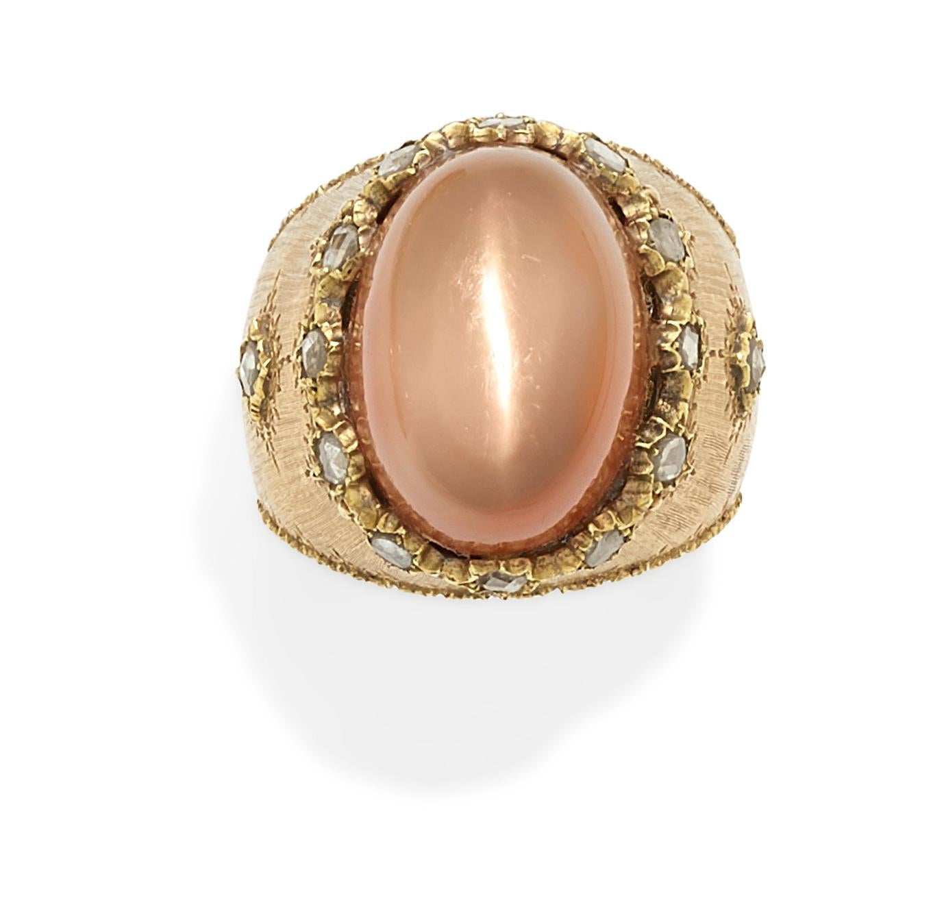 Wunderschöner, einzigartiger Vintage-Ring von Buccellati aus den 1960er Jahren.
Mit einem Katzenaugen-Mondstein-Cabochon und Diamanten im Rosenschliff als Akzent.
Das Stück ist in gutem Zustand. Zeigt nur wenige Anzeichen von Alterung oder