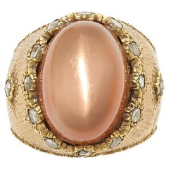 Buccellati, bague dôme en or 18k, pierre de lune et diamant, taille 7.5, 1960