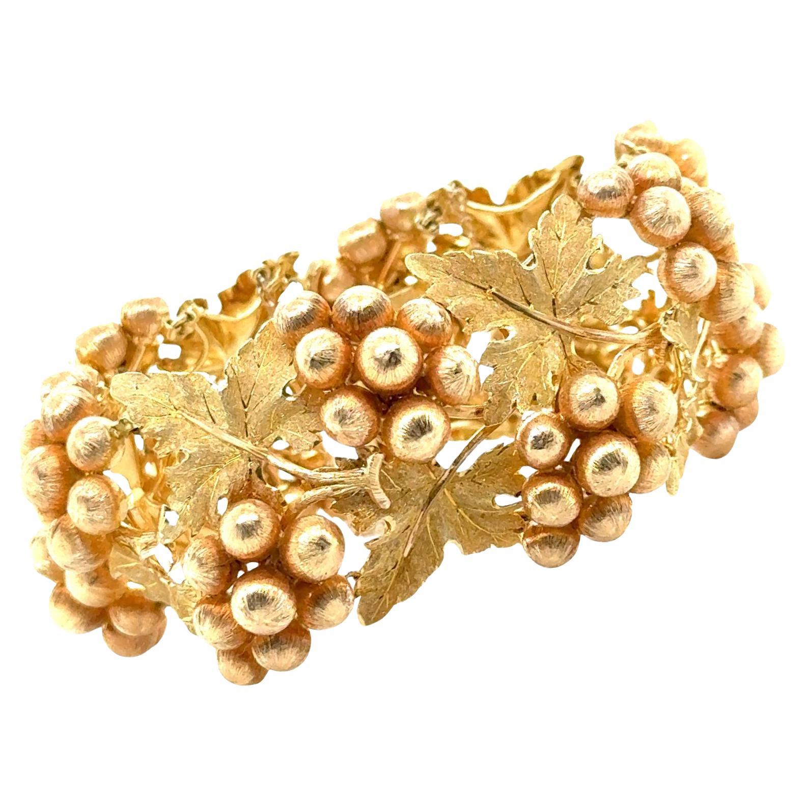 1960's Buccellati Textured 18 Karat Yellow Gold Grape Leaf Vintage Link Bracelet For Sale