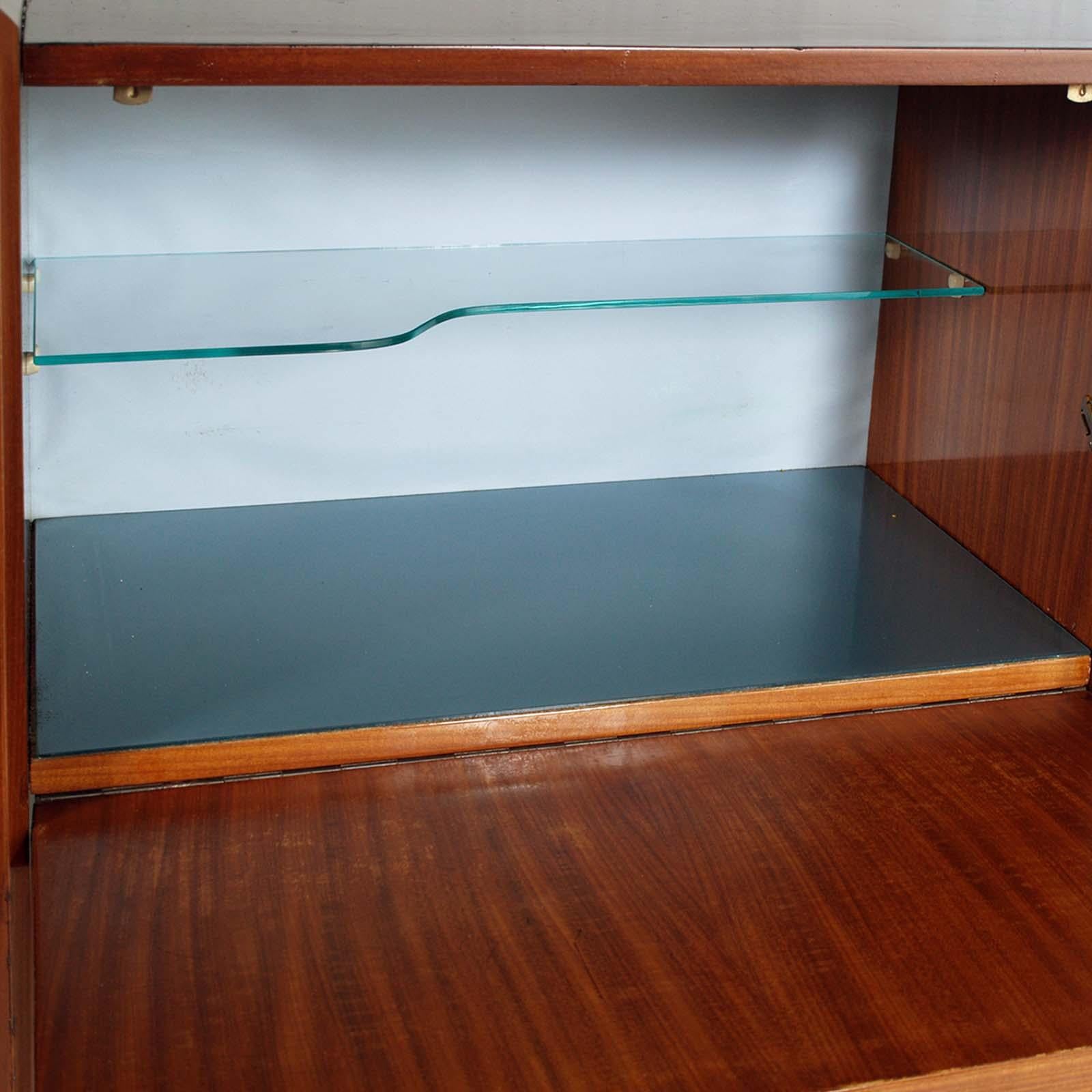 1960s Buffet Dry bar by Mobile di Cantù, Ico & Luisa Parisi attributed in Walnut In Good Condition For Sale In Vigonza, Padua