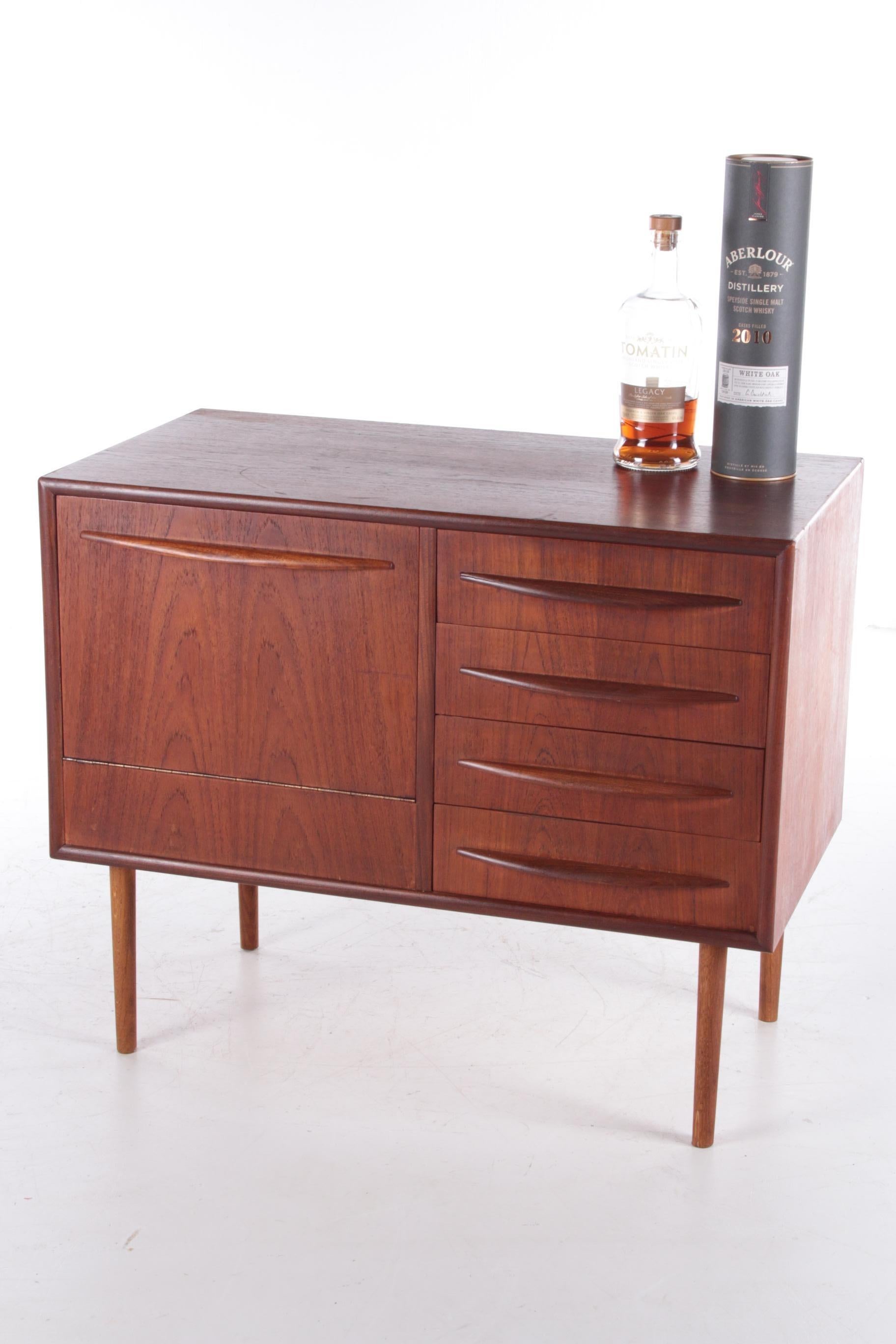 1960s buffet or TV cabinet with 4 drawers in teak Danish.

This cabinet has 4 drawers and a flap on the left, this has been a TV cabinet and could serve for years to come.

Also nice to use as a drinks bar, the glassware can also easily be