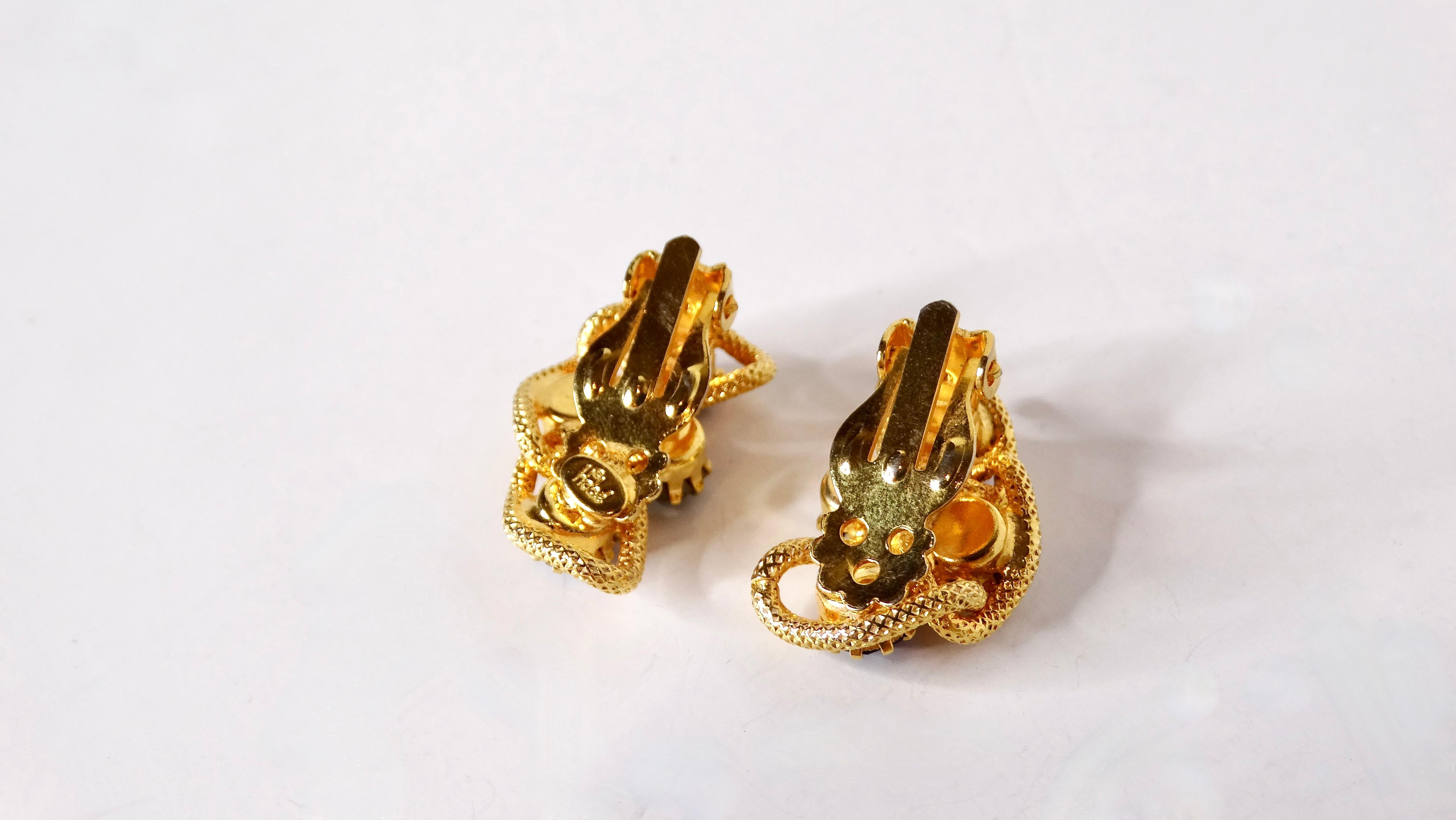 Eleva la tua collezione di gioielli con questi squisiti orecchini a clip in cristallo blu e verde ispirati al Bulgari degli anni '60. Meticolosamente realizzato, ogni orecchino presenta uno splendido grappolo di due cristalli blu intenso e due verdi