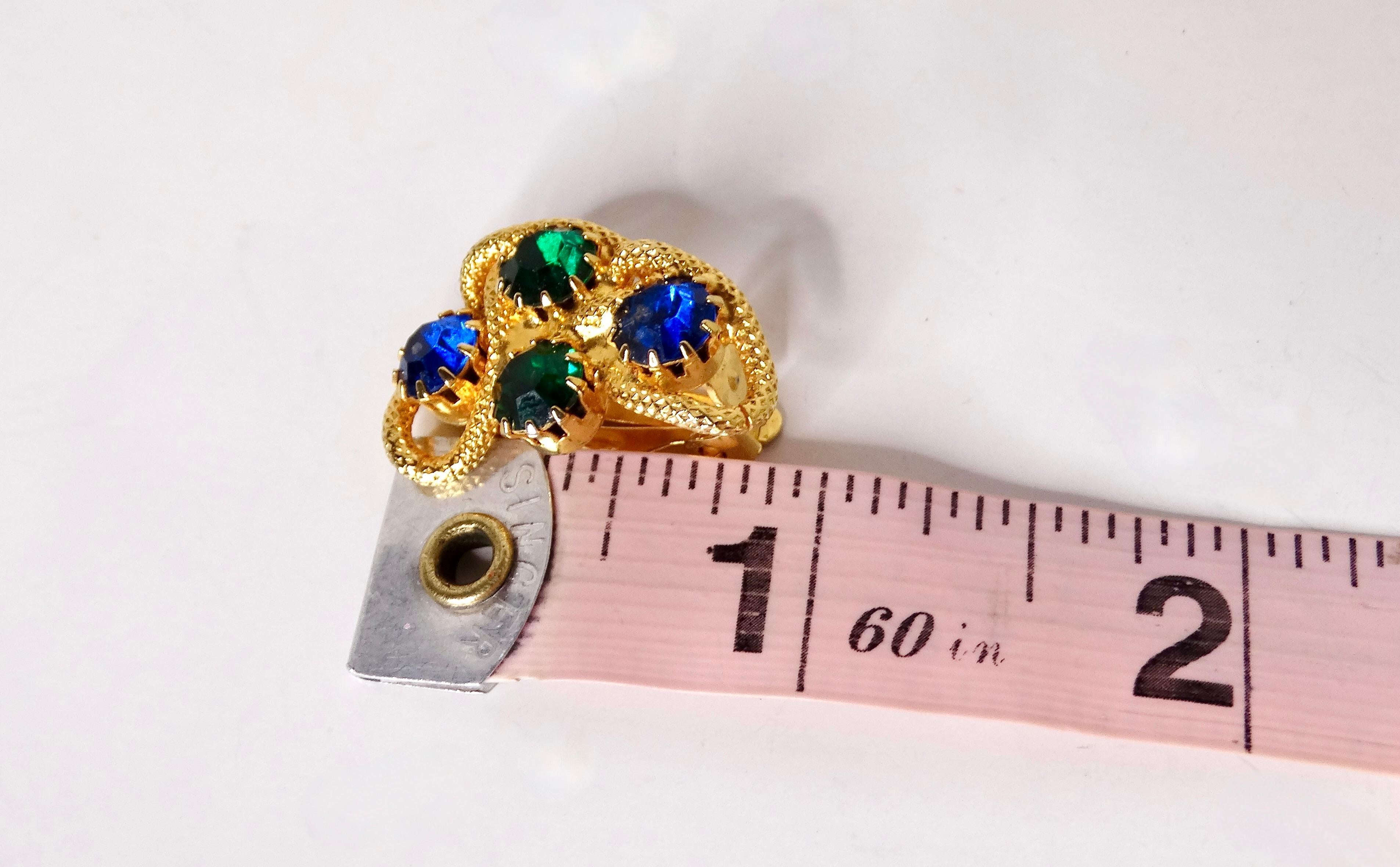 Donna Orecchini a clip con cristalli blu e verdi placcati in oro 18k di ispirazione bulgara del 1960 in vendita
